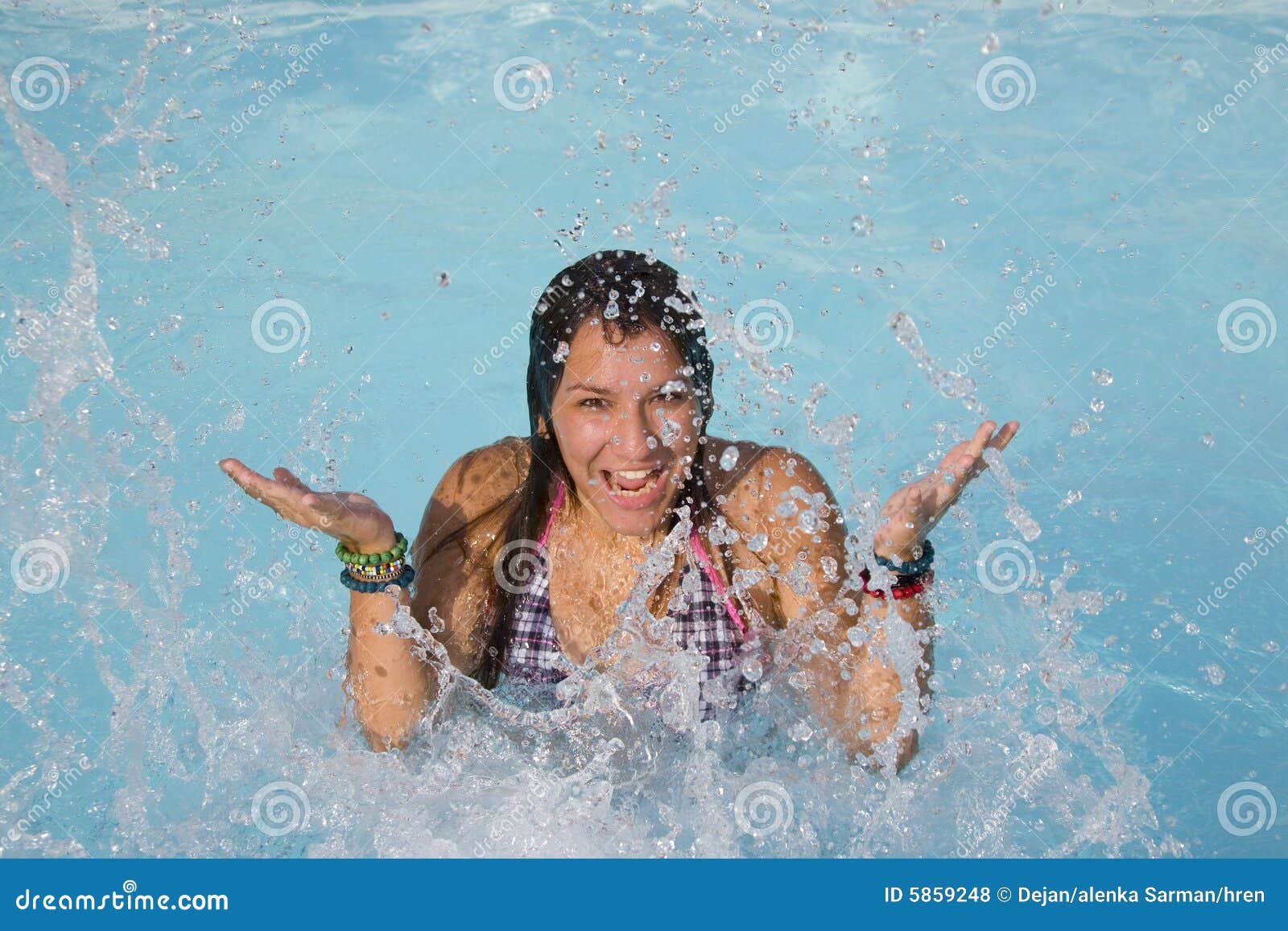 Glimlachende Tiener In Pool Stock Foto Afbeelding