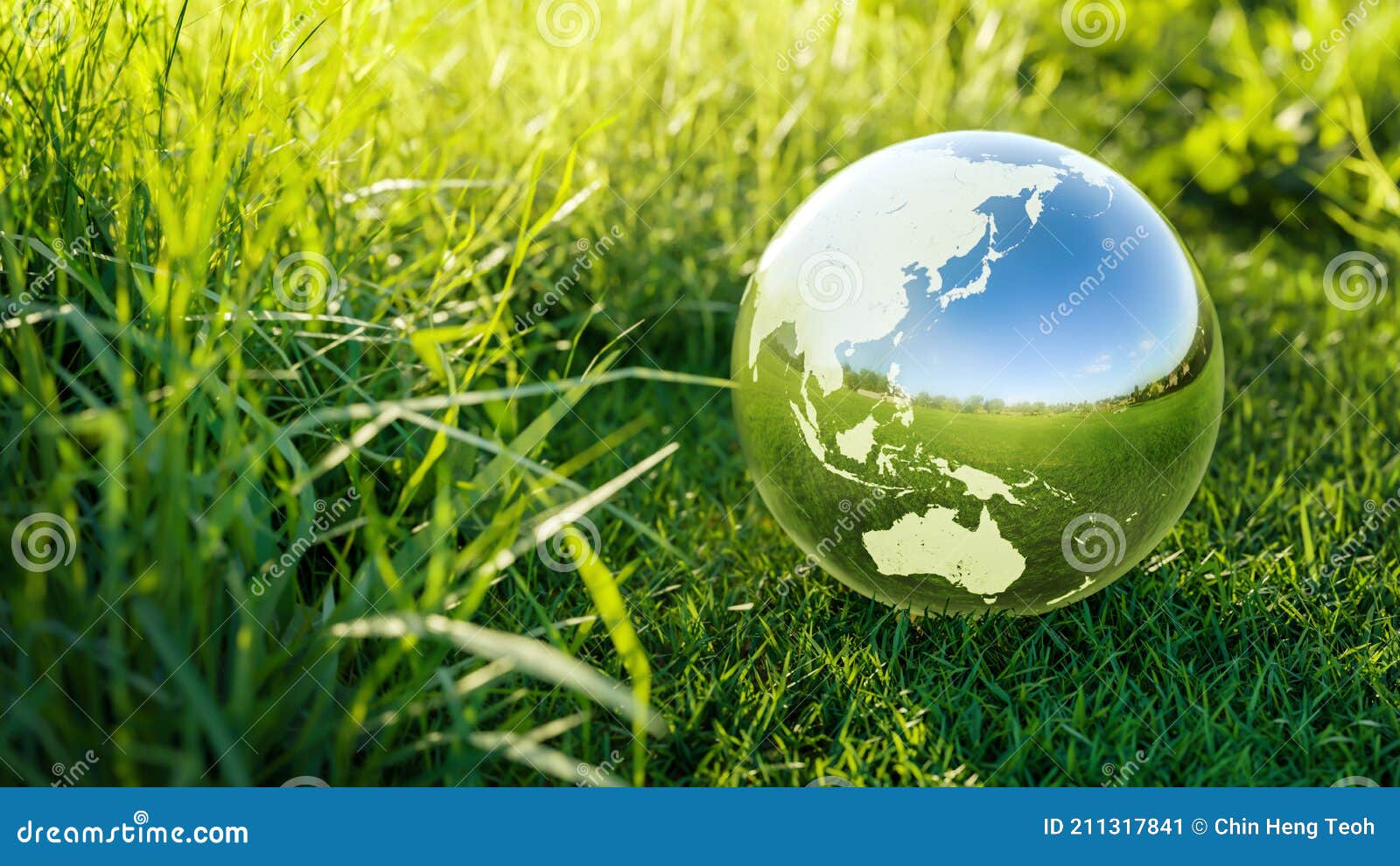 Globe De Cristal De La Planète Terre Sur Un Terrain De Gazon Vert
