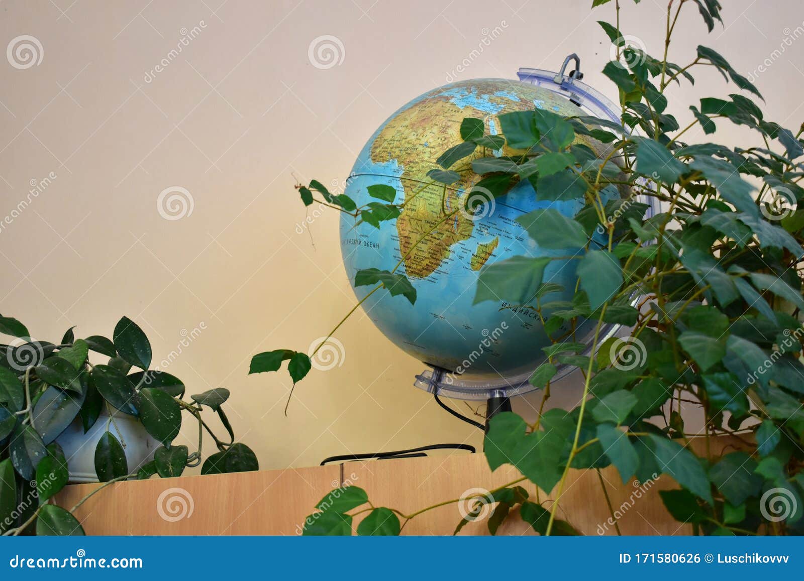 Globe Terrestre éducatif Sur Le Plateau à L'école Photo stock - Image du  antique, livres: 171580626