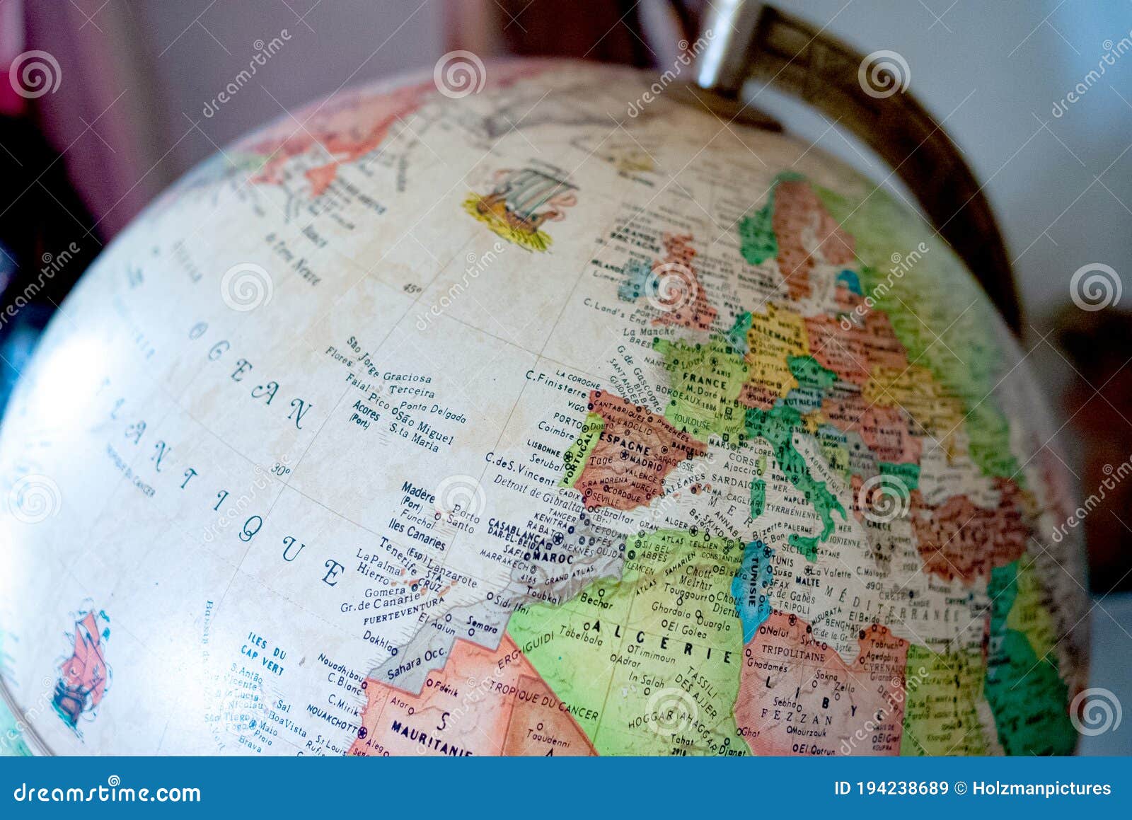 Globe Terrestre Français Vintage Montrant L'Europe Et L'Afrique Du Nord  Image stock - Image du métal, maghreb: 194238689