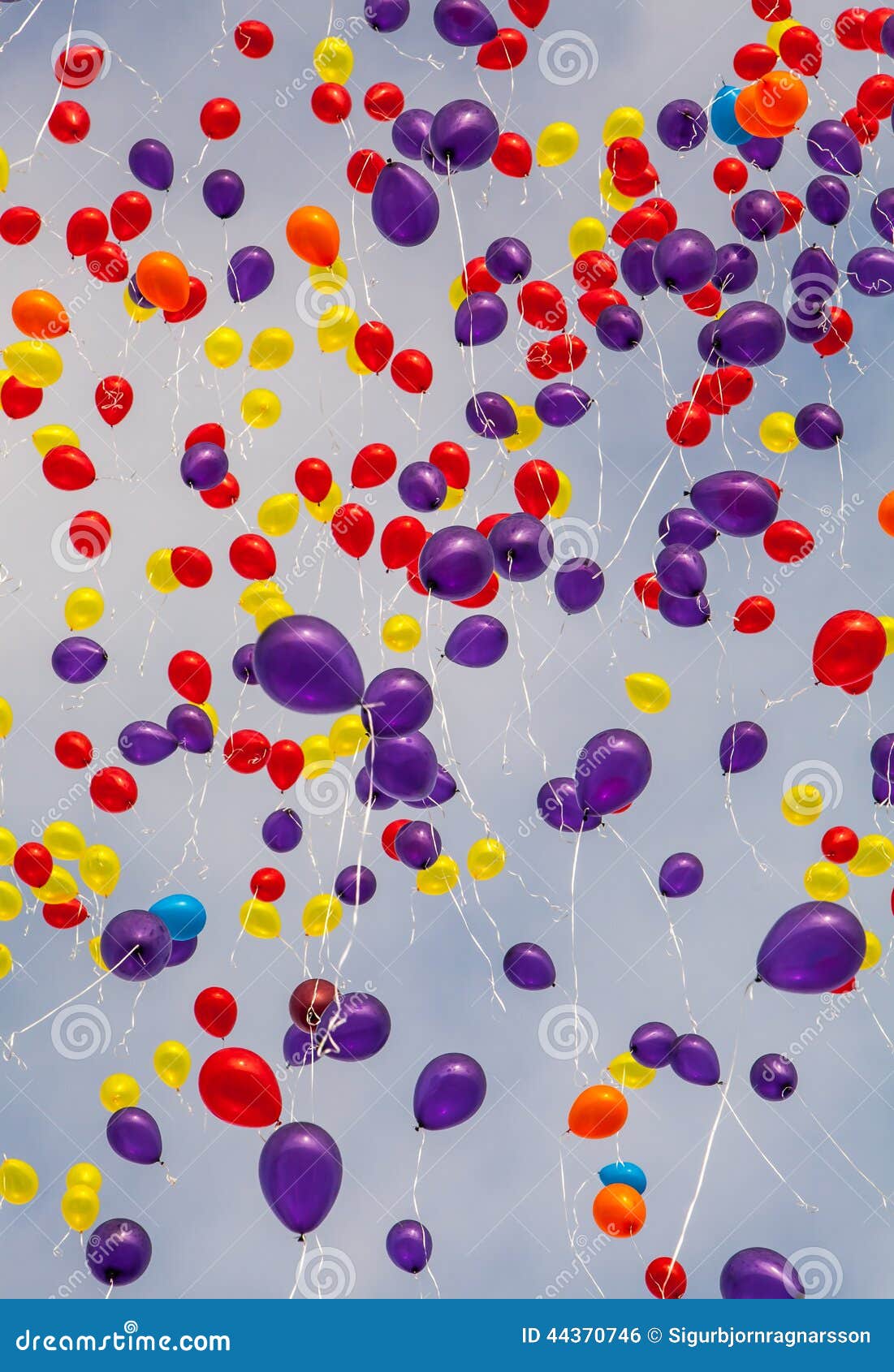 Globos coloridos que suben para arriba en el cielo