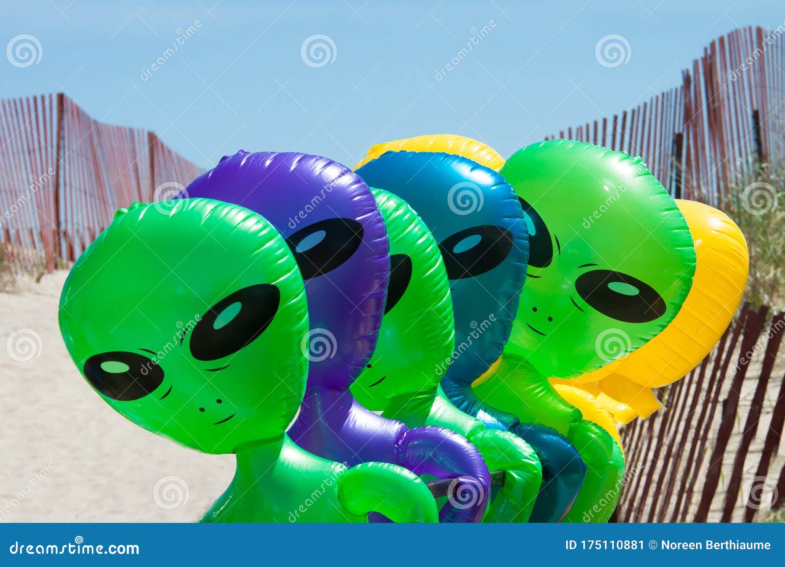 Globos Alienígenas En La Playa Imagen de archivo - Imagen de cerca, caras:  175110881
