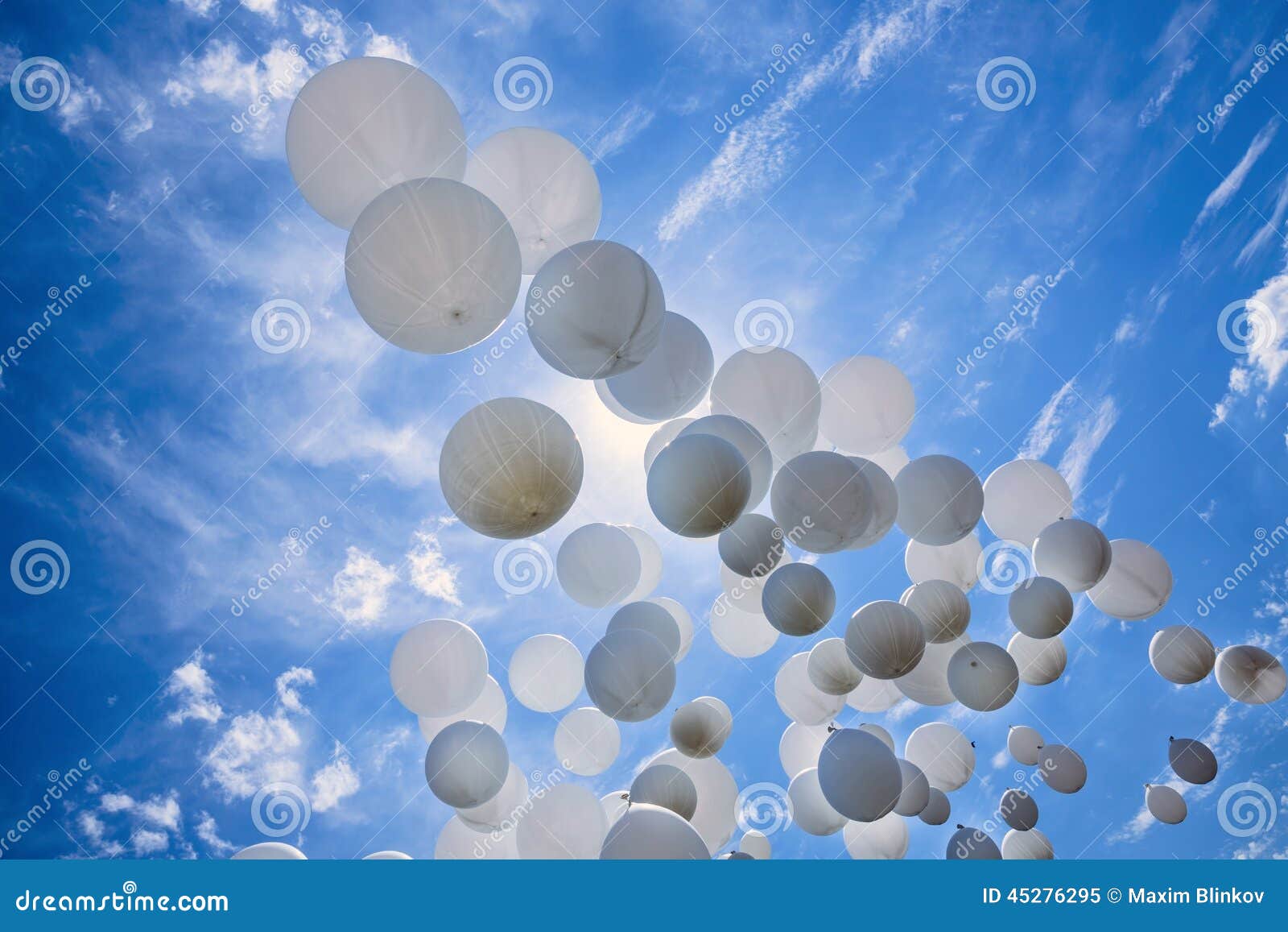 globos blancos, cielo azul Stock Photo