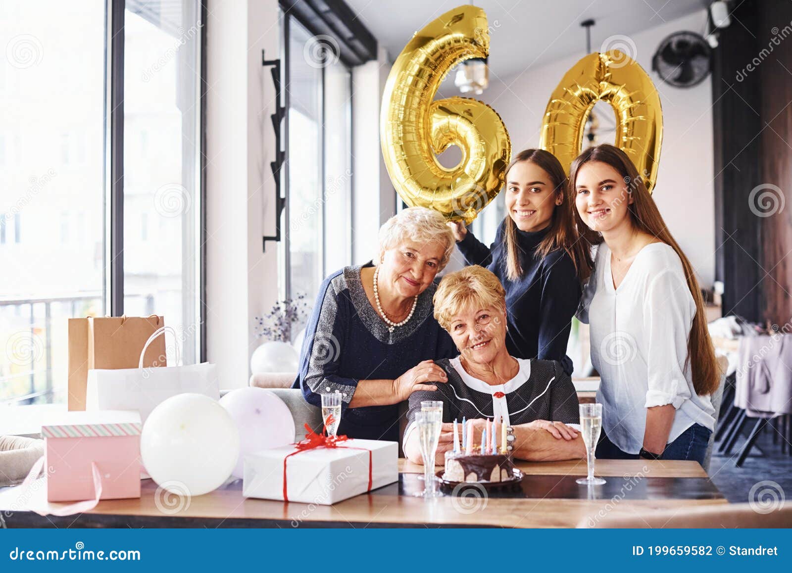 Globos Con Número 60 Mujer Mayor Con Familia Y Amigos Celebrando Su  Cumpleaños En Casa Foto de archivo - Imagen de presente, vacaciones:  199659582