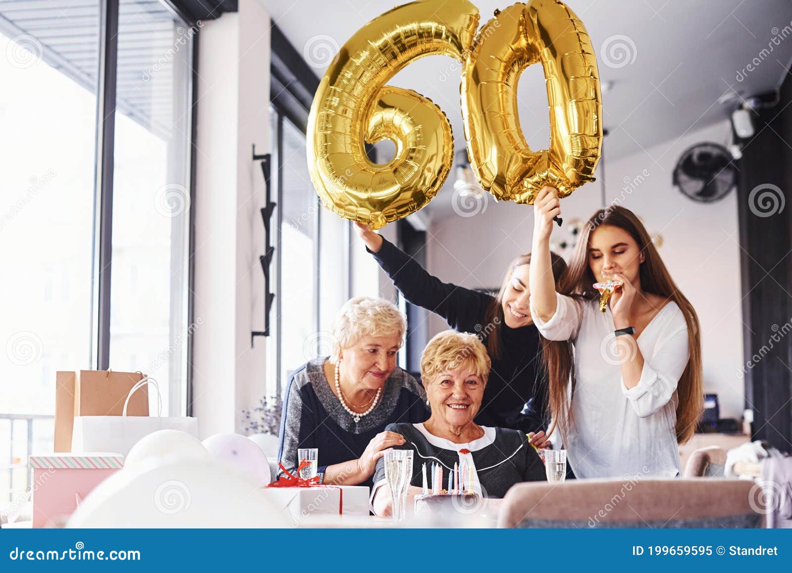 Globos Con Número 60 Mujer Mayor Con Familia Y Amigos Celebrando Su  Cumpleaños En Casa Imagen de archivo - Imagen de cena, momento: 199659595