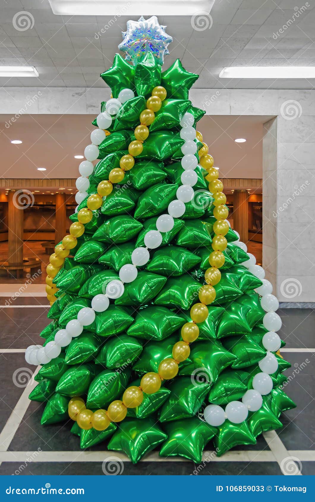 Globos En La Forma De árbol De Navidad Imagen de archivo - Imagen de  interior, objeto: 106859033