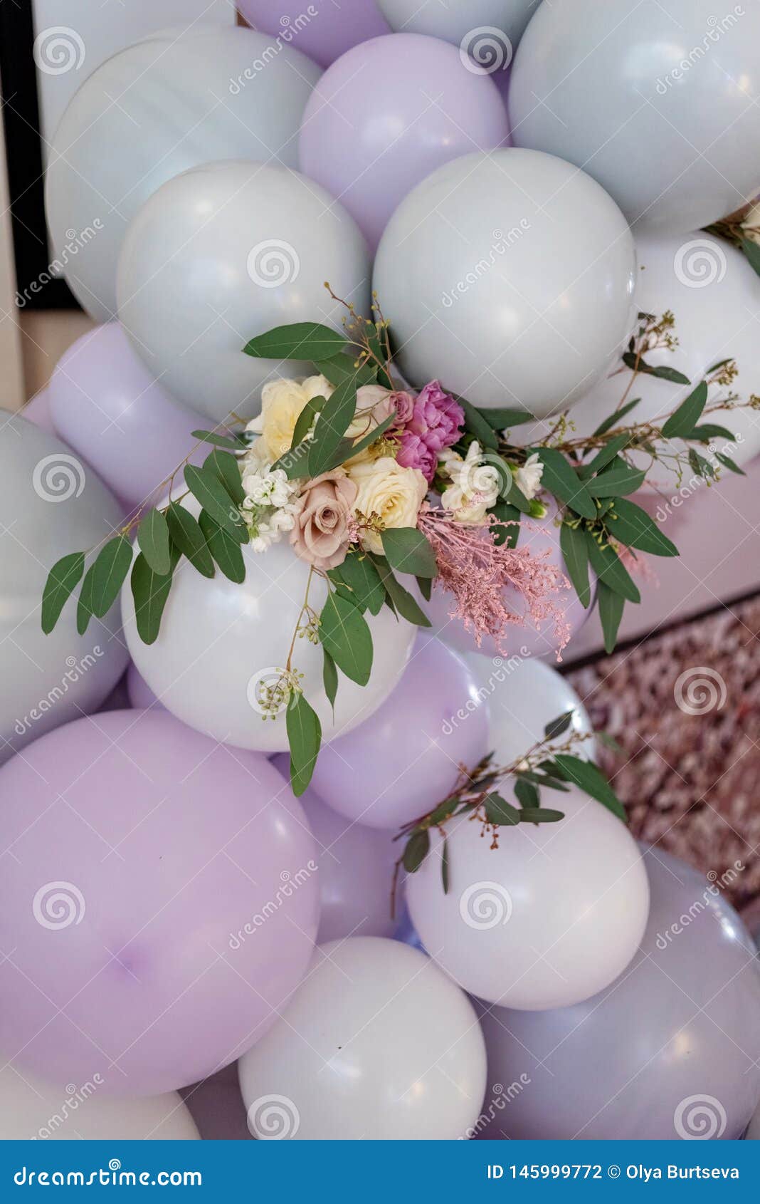 Globos Grandes Y Pequeños Decoración De Un Photozone Foto de archivo -  Imagen de fresco, grande: 145999772