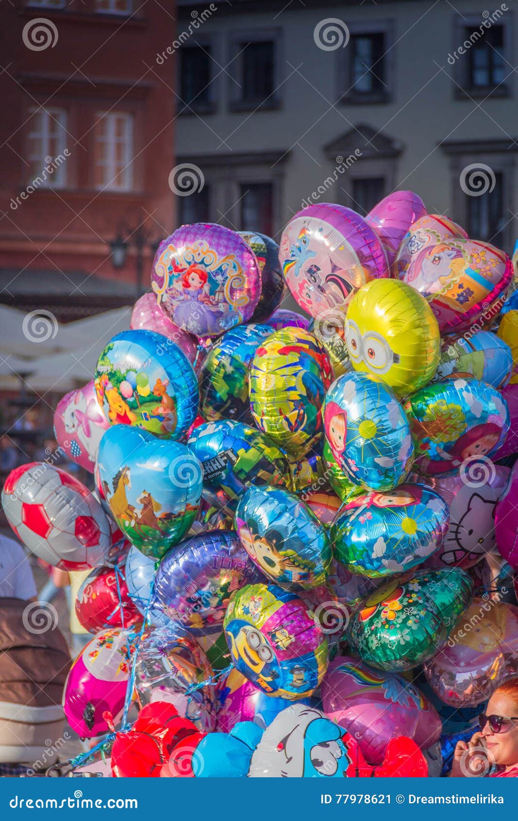 Parte globos plateados para decoración Fotografía de stock - Alamy