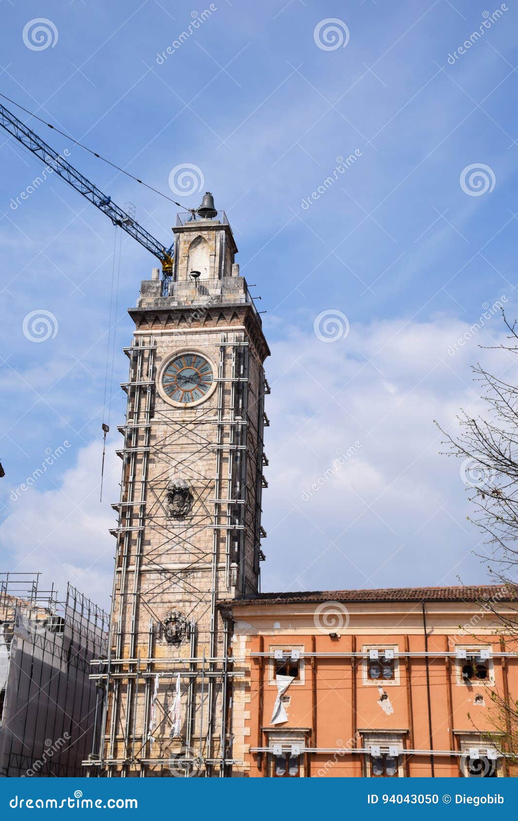 Glockenturm Beschadigte Nach Dem Erdbeben Von 2009 L Aquila Stockfoto Bild Von Italien Basilica 94043050