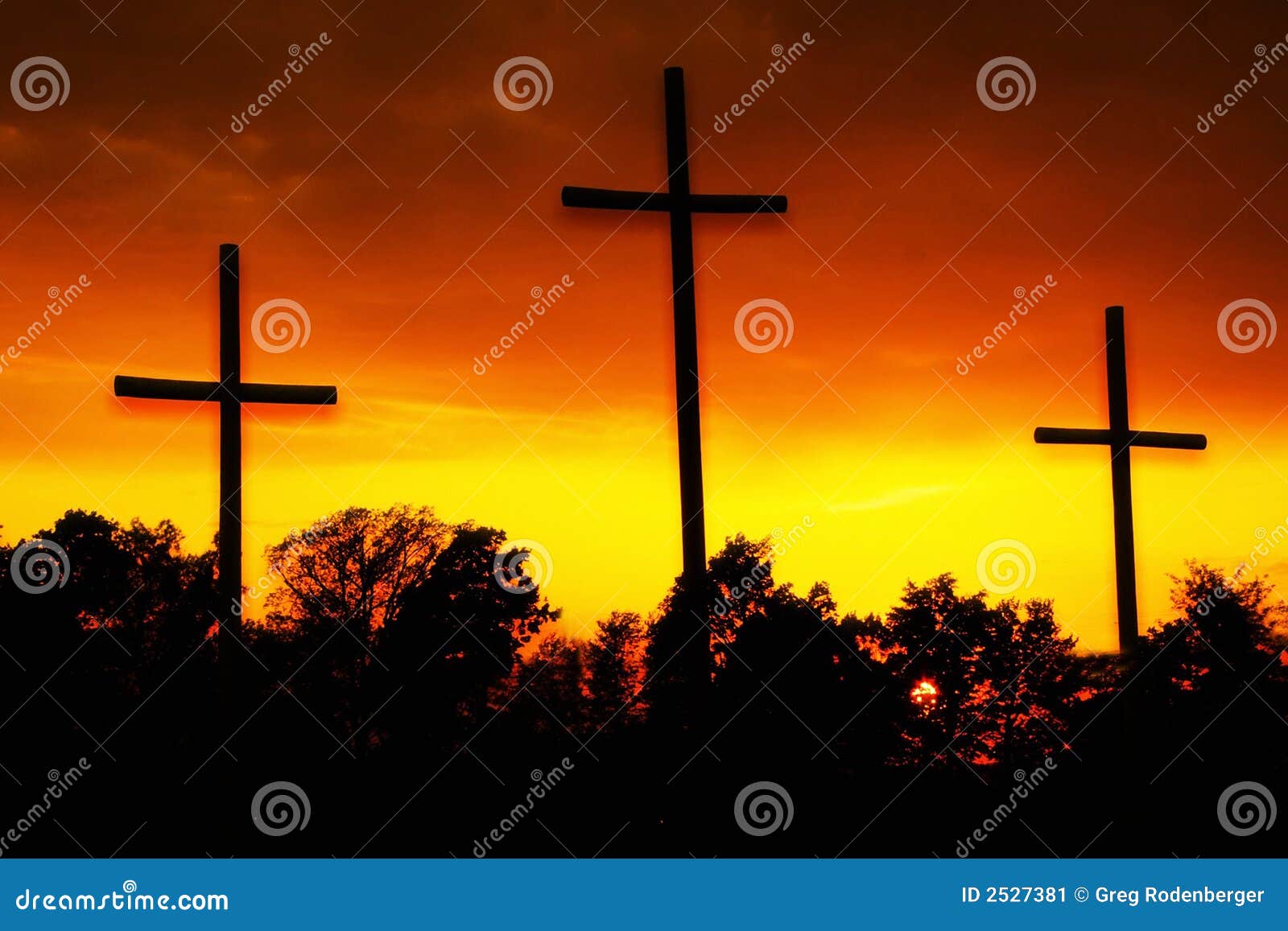 Gloria de mañana. Silueta de tres cruces en la salida del sol