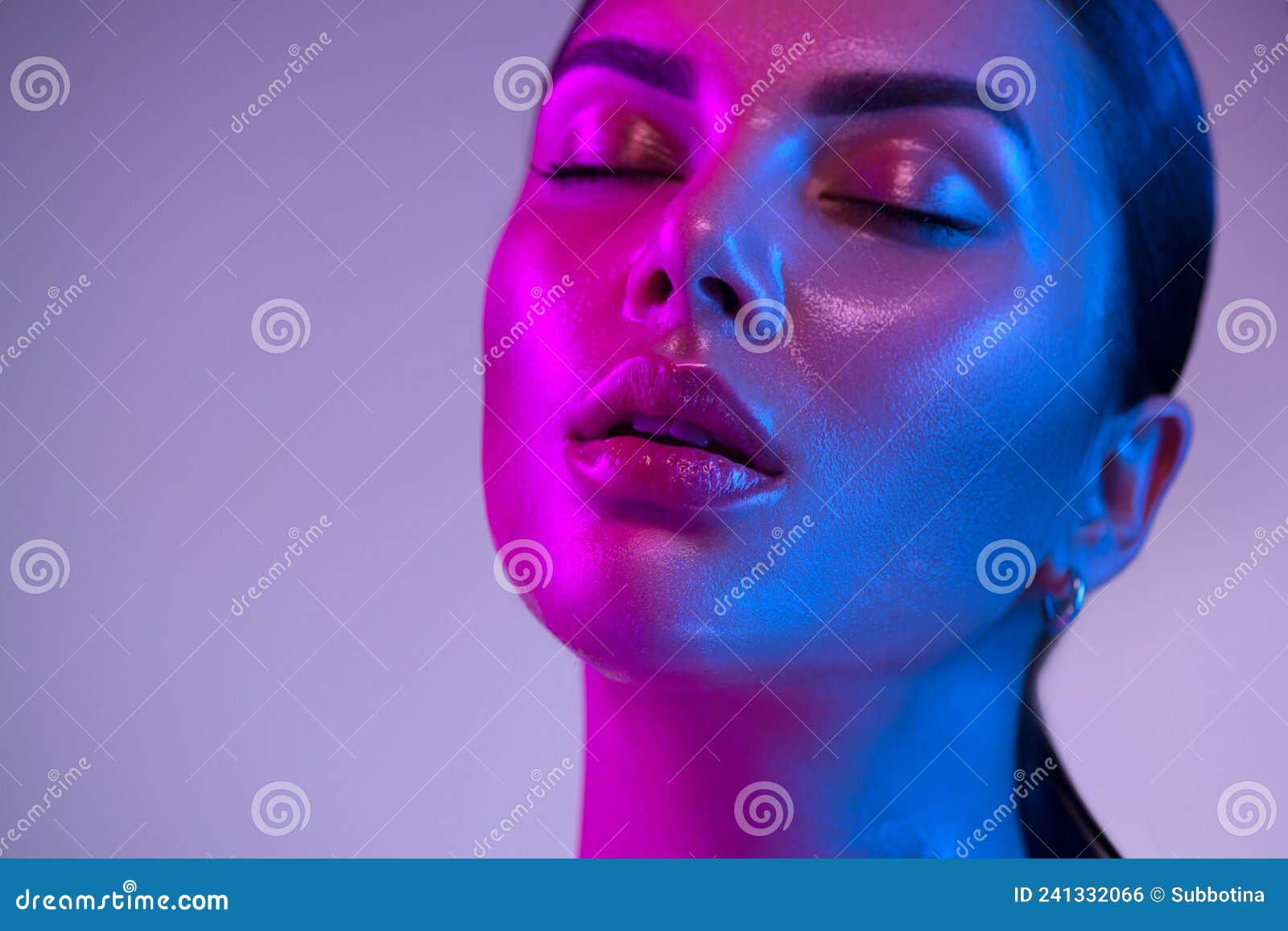 virkelighed servitrice Envision Glossy, Wet Skin Makeup. Fashion Model Woman Face in Bright Neon Colourful  Lights, Beautiful Woman, UV, Ultraviolet Trendy Make-up Stock Photo - Image  of color, luster: 241332066