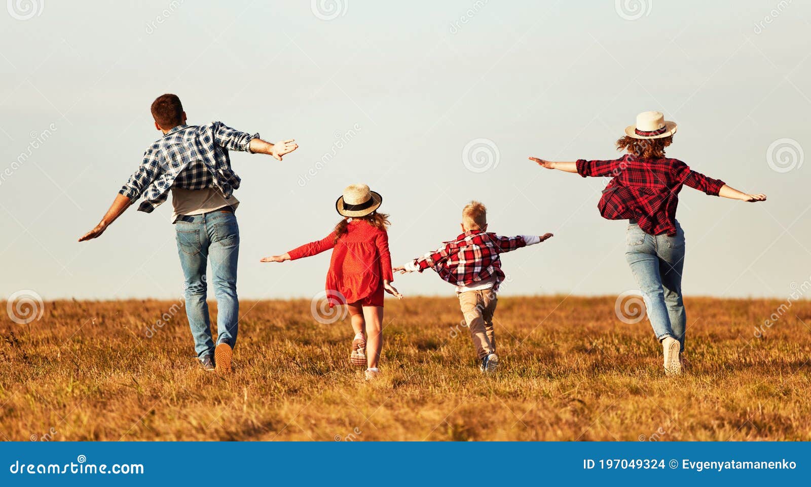 Glückliche Familie: Mutter, Vater, Kinder Sohn und Tochter, die auf Herbstsonnenuntergang läuft. Glückliche Familie: Mutter, Vater, Kinder Sohn und Tochter, die sich auf die Natur Herbstsonnenuntergang läuft auf