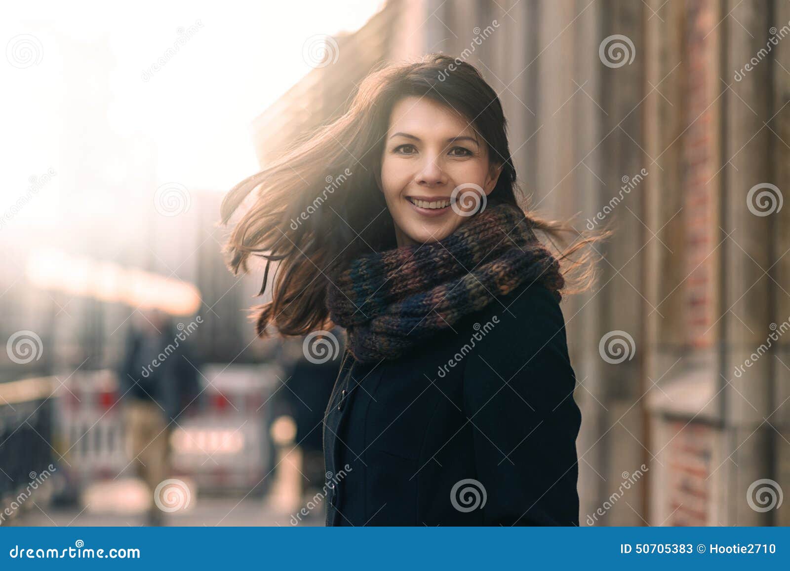 Glückliche Frau Mit Einem Reizenden Lächeln Auf Einer Winterstraße Stockbild Bild Von
