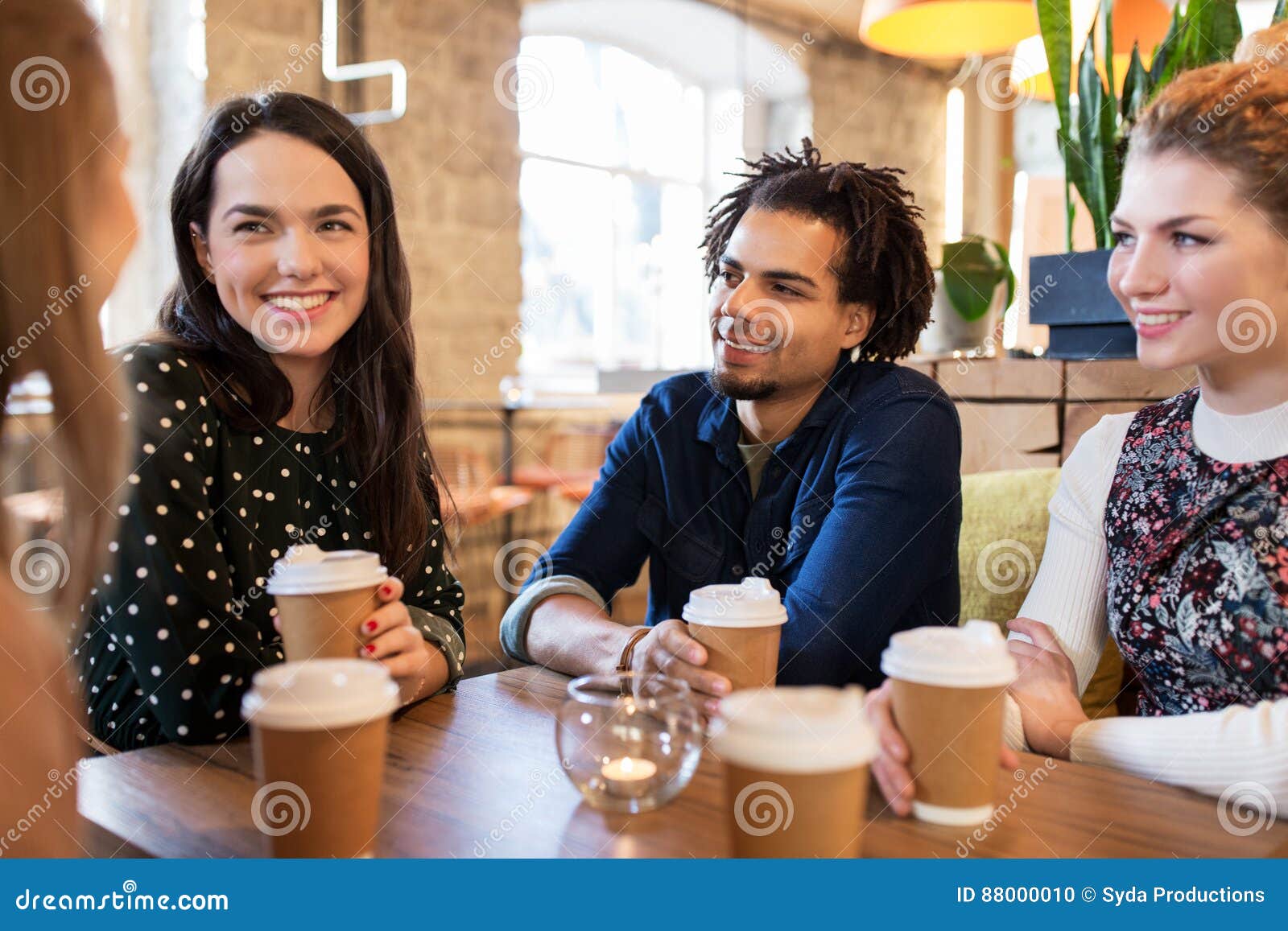 Glückliche Freunde, Die Kaffee am Restaurant Trinken Stockfoto Bild
