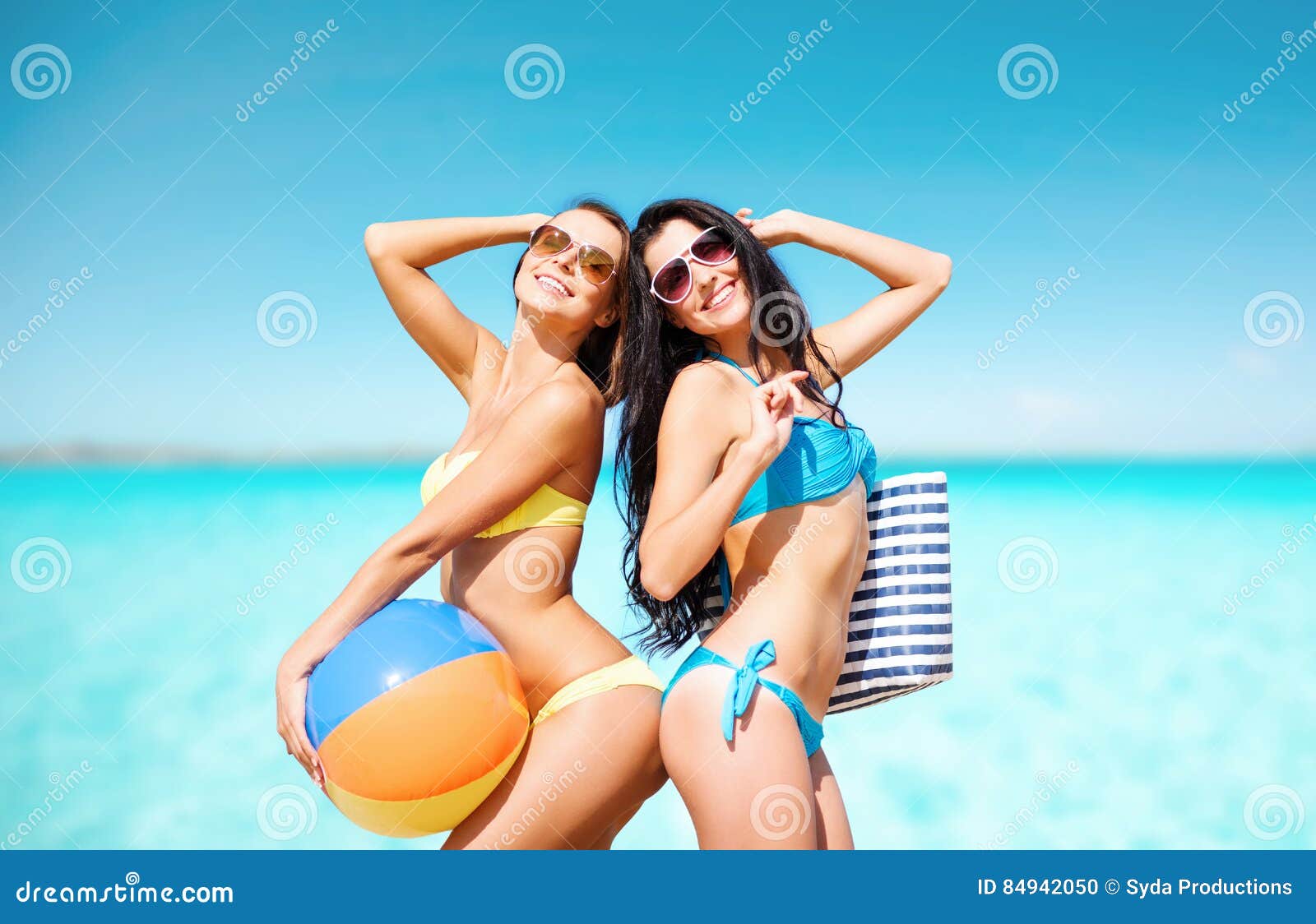 Glückliche Junge Frauen Im Bikini Der Auf Sommer Aufwirft Setzen Auf Den Strand Stockfoto 2392