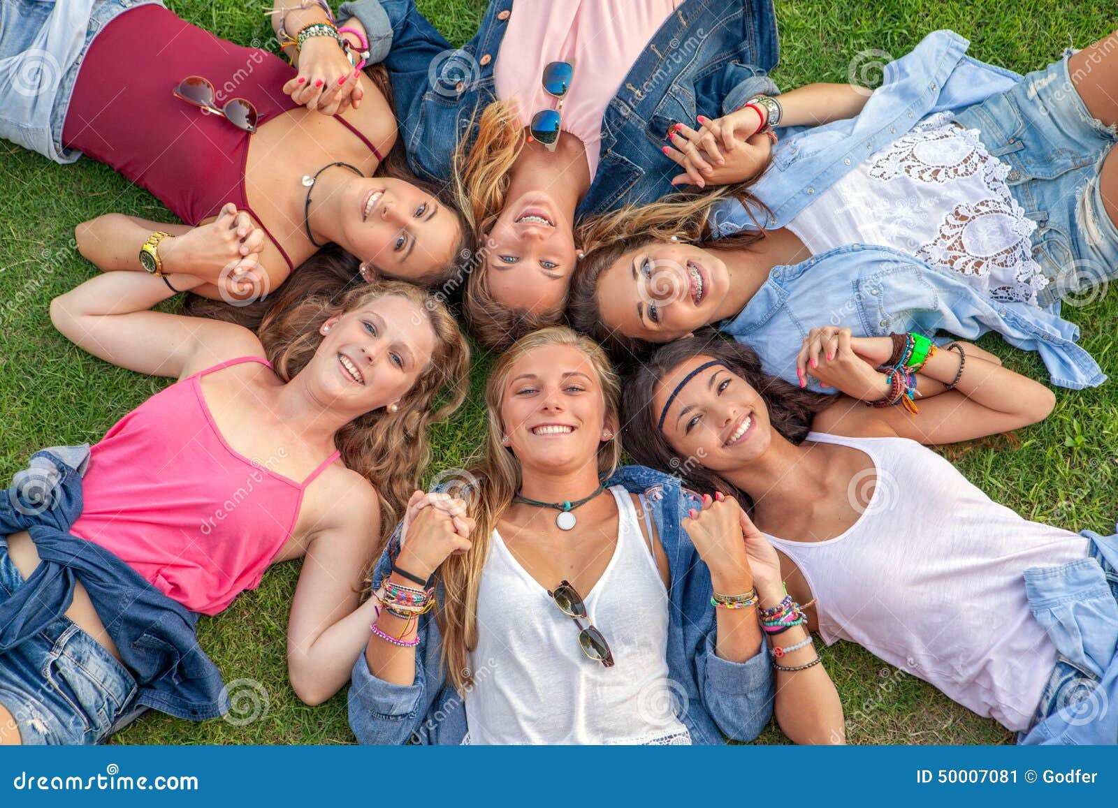 Glückliche Lächelnde Gruppe Verschiedene Mädchen Stockbild Bild Von