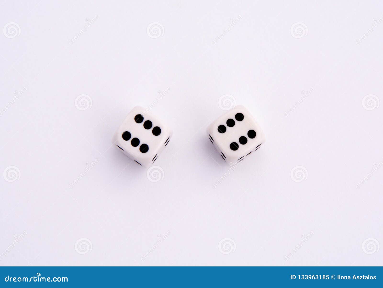 Weiß zwei würfelt mit einem weißen Hintergrund Glückliche Würfel zwölf sechs