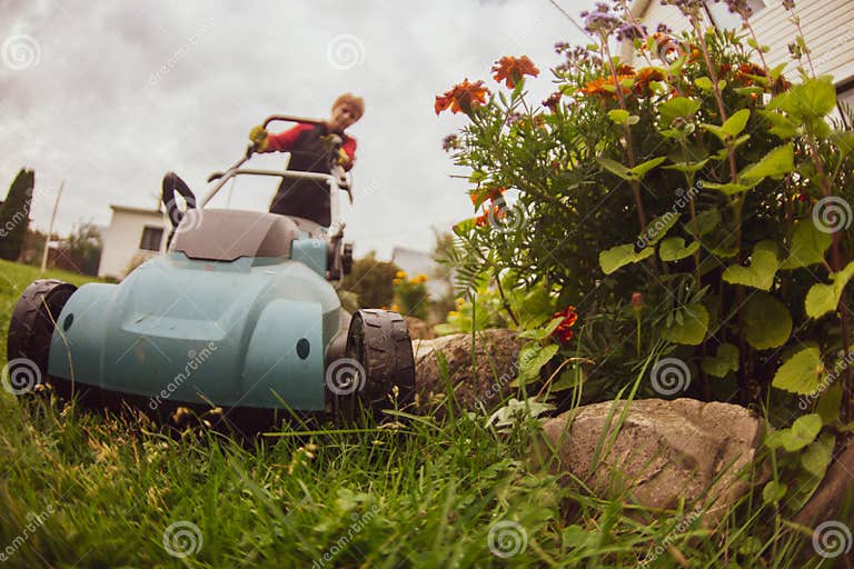 Glücklicher Rentner Mäht Einen Rasen in Seinem Garten Mit Einem