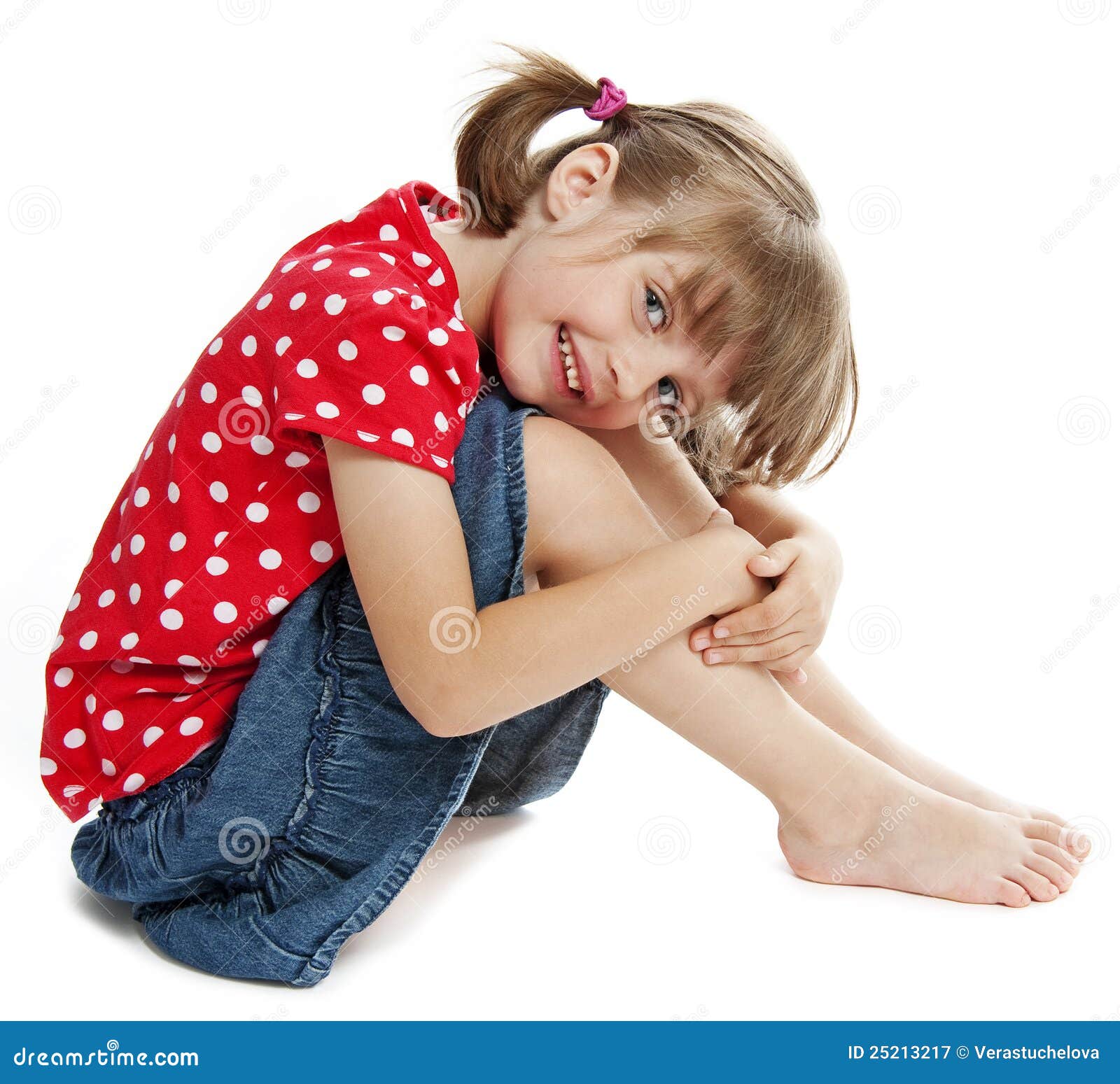 Glückliches Sitzen Des Kleinen Mädchens Stockbild - Bild von zicklein