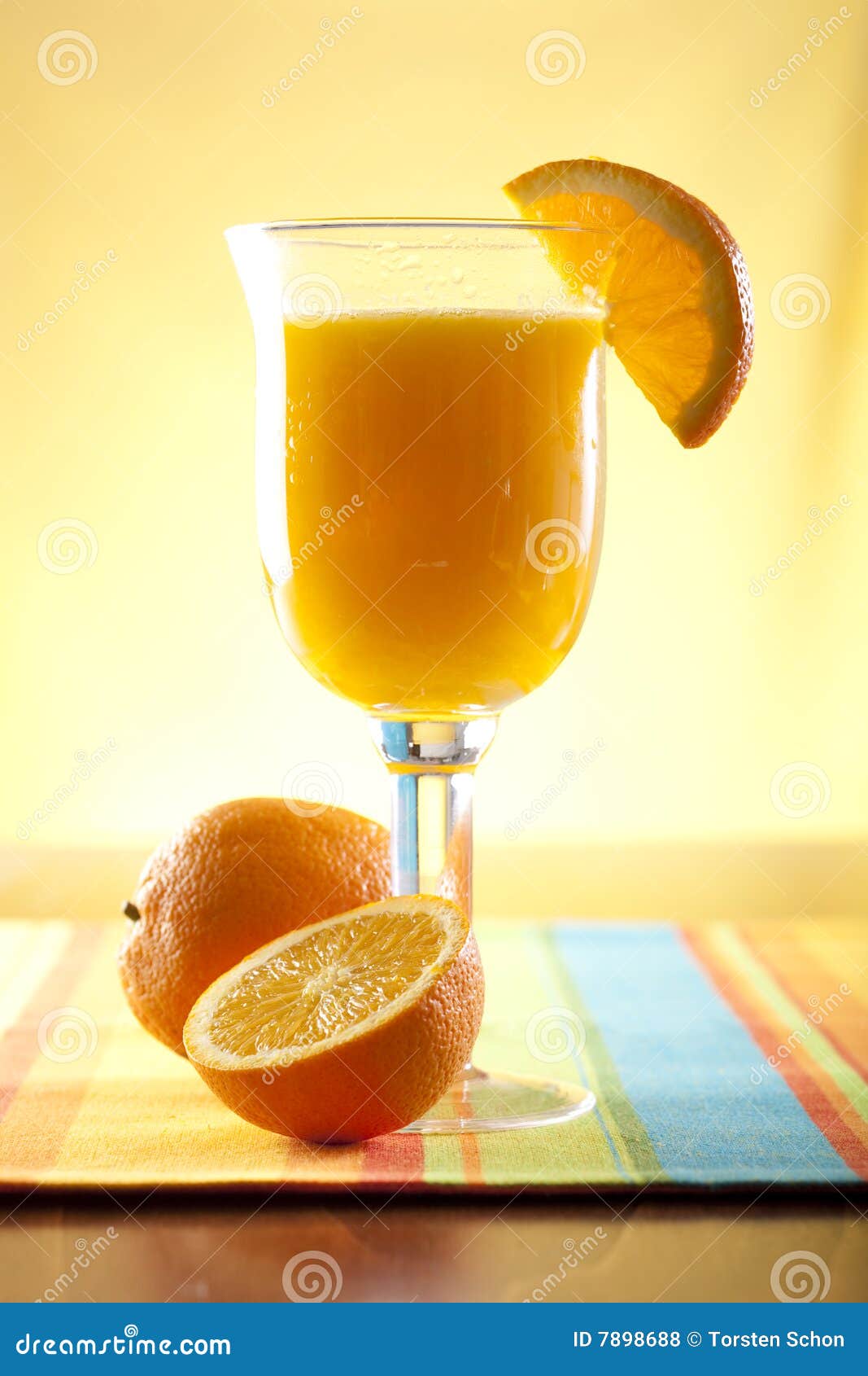 Gniosąca sok świeżo pomarańcze. świeżo szklana soku pomarańcze gniosąca