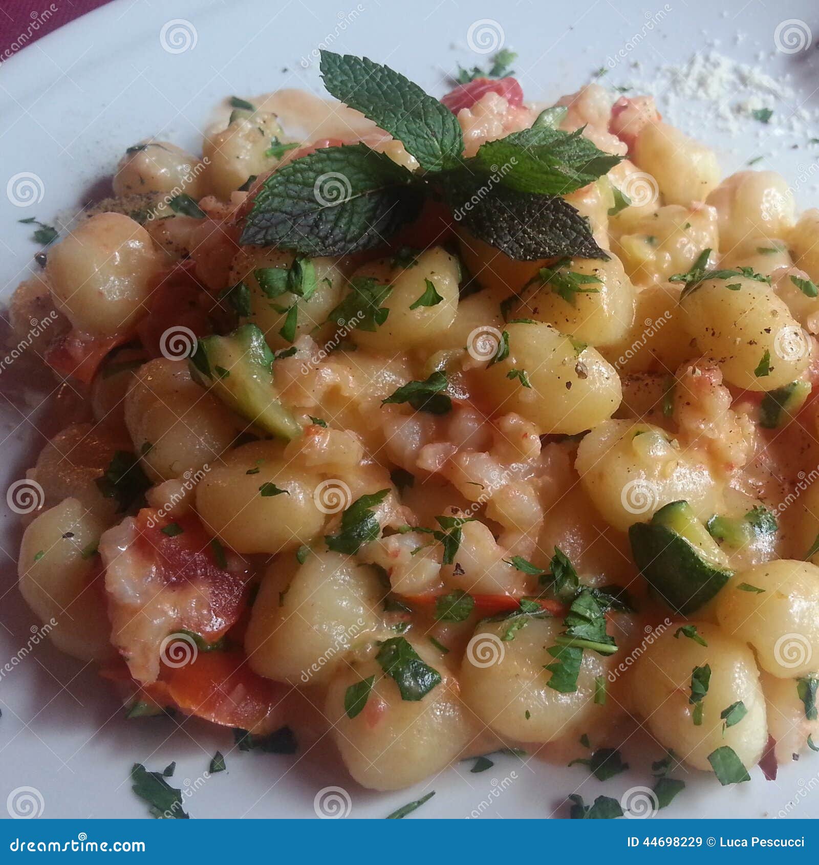 gnocchi con gamberetti e zucchine
