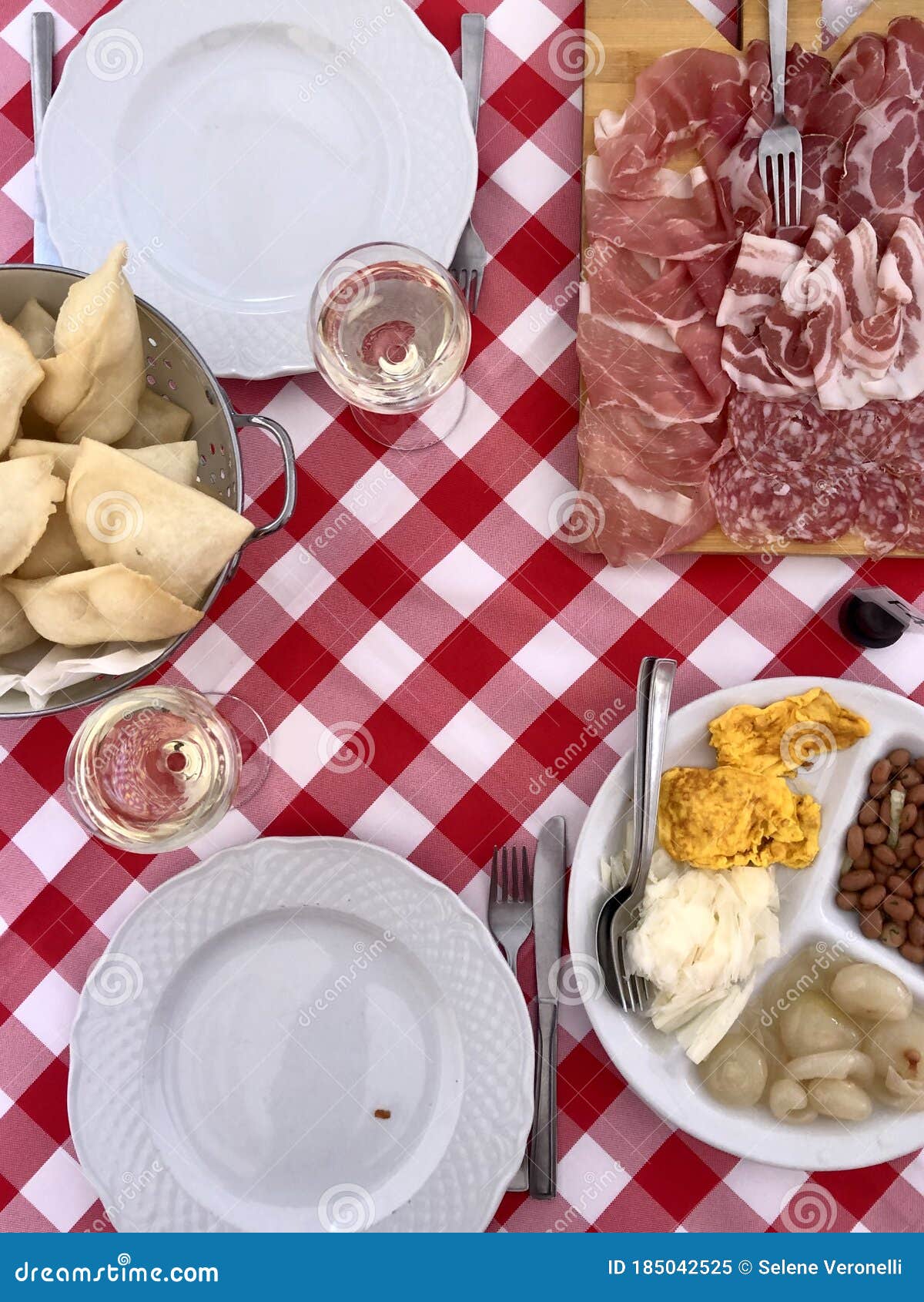 gnocco fritto ed affettati in una trattoria in provincia di milano