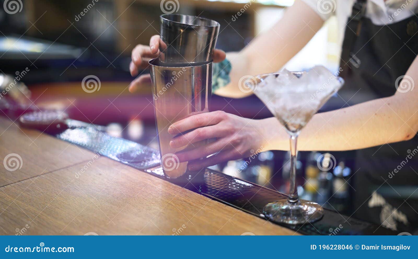 Gobelets En Métal Sur Le Barman De Comptoir De Bar En Tenant Des Tasses Pour  Mélanger La Fusée De Lentille De Cocktail Photo stock - Image du glace,  matériel: 196228046
