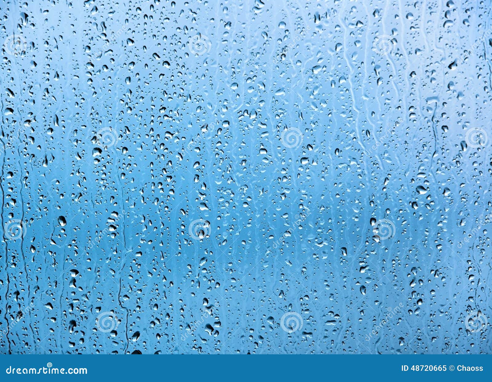 Gocce dell'acqua su vetro. Gocce di acqua su struttura o su fondo di vetro Tinta blu