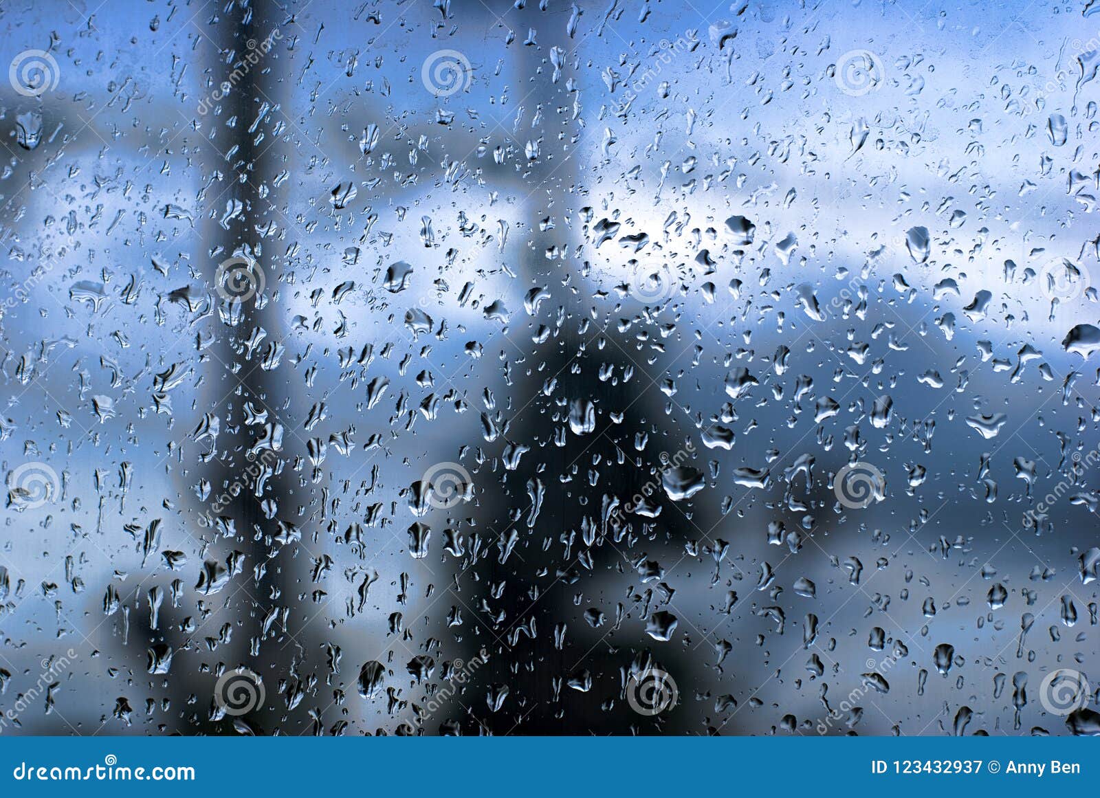 Gocce di pioggia sulla finestra al giorno piovoso