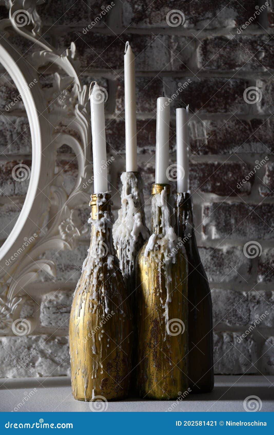 Goccioline Di Candela Solidificate in Forme Particolari Su Bottiglie  Verniciate D'oro Di Varie Forme Immagine Stock - Immagine di fuso,  metallico: 202581421