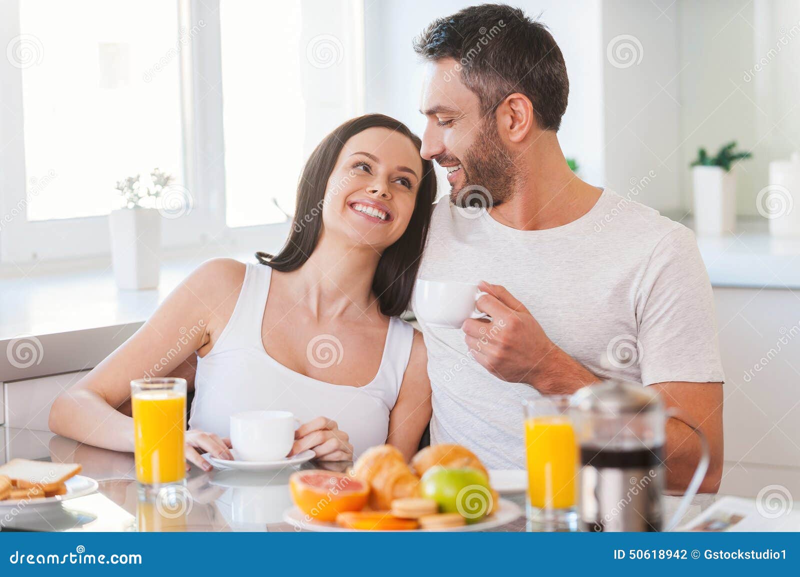 Godendo Della Domenica Mattina Insieme Fotografia Stock Immagine Di Domenica Insieme