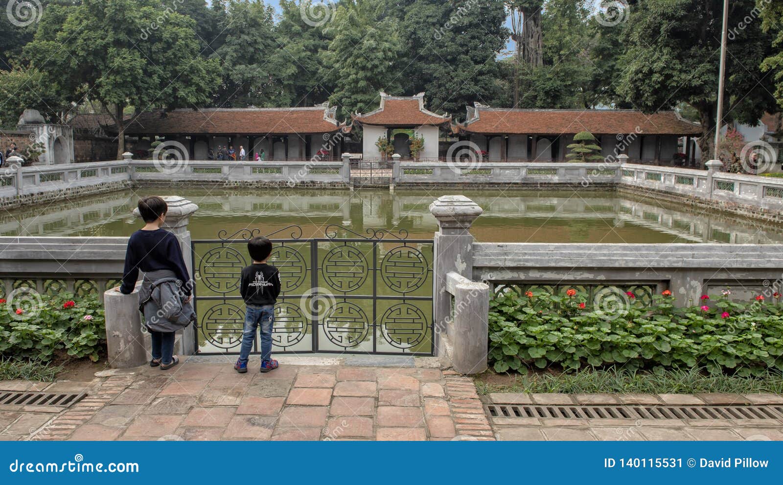 Goed van Hemelse Schittering, derde binnenplaats, Tempel van Literatuur, Hanoi, Vietnam. Voorgesteld wordt de Put van Hemelse Schittering Thien Quang Tinh in de derde binnenplaats van de Tempel van Literatuur Van Mieu-Quoc Tu Giam, Hanoi, Vietnam