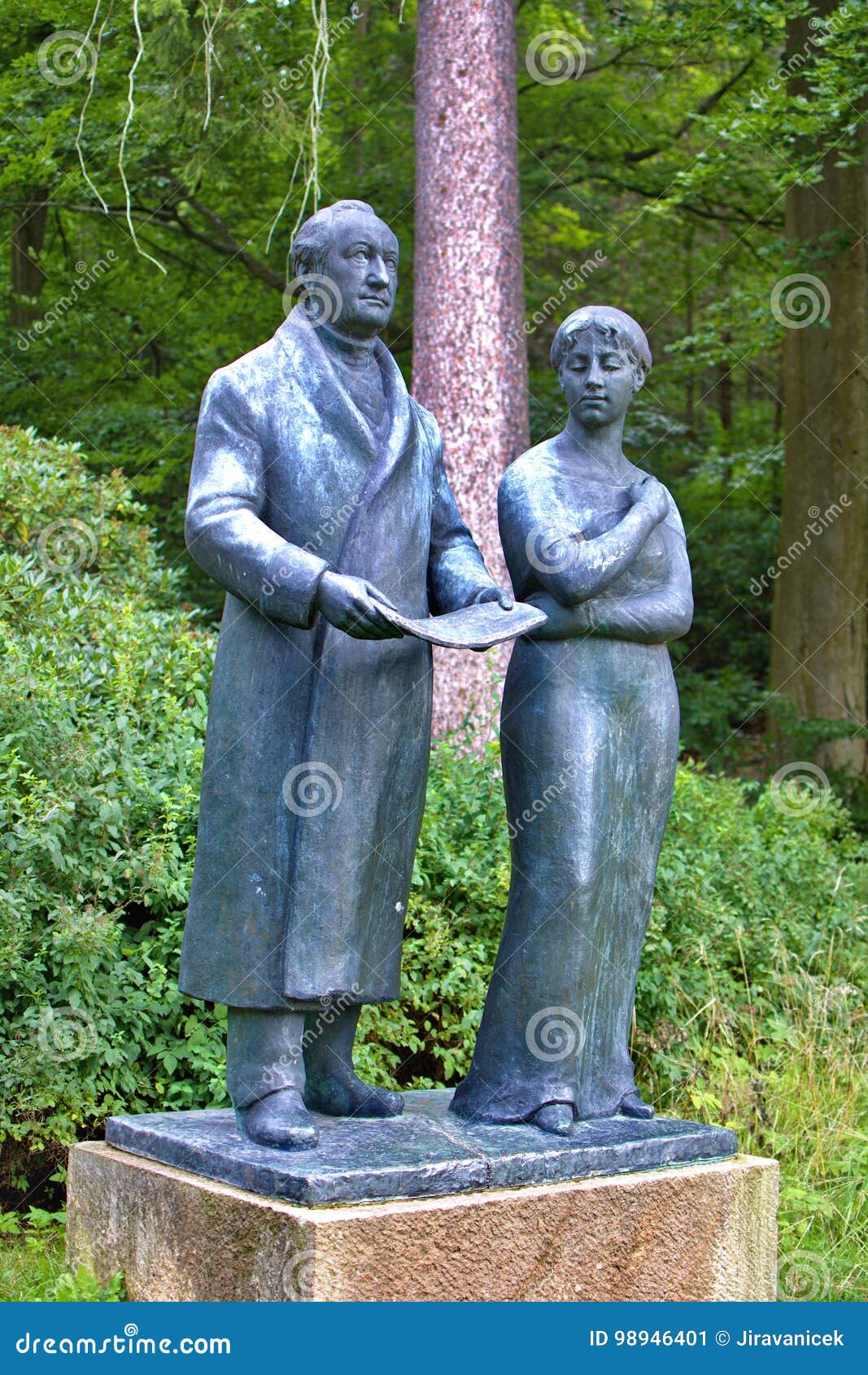 Goethe und sein Muse Ulrike - Kurpark in Marianske Lazne Marienbad - Tschechische Republik. Goethe und Muse - Skulptur durch deutschen Bildhauer Heindrich Drake befindet sich nahe dem Pavillon des Waldfrühlinges - Marianske Lazne Marienbad - Tschechische Republik