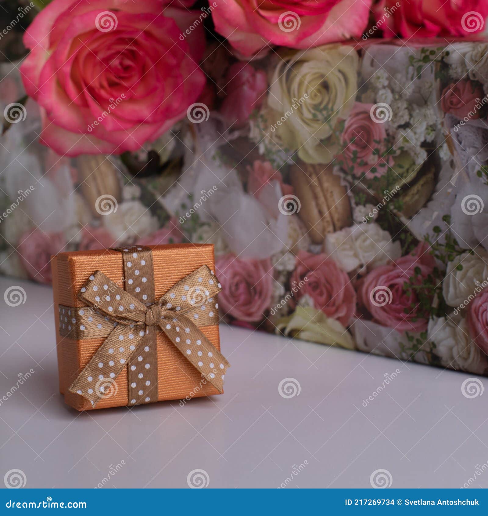 Gold-colored Gift Box for Jewelery and Pink Roses. Jewelry Boxes ...