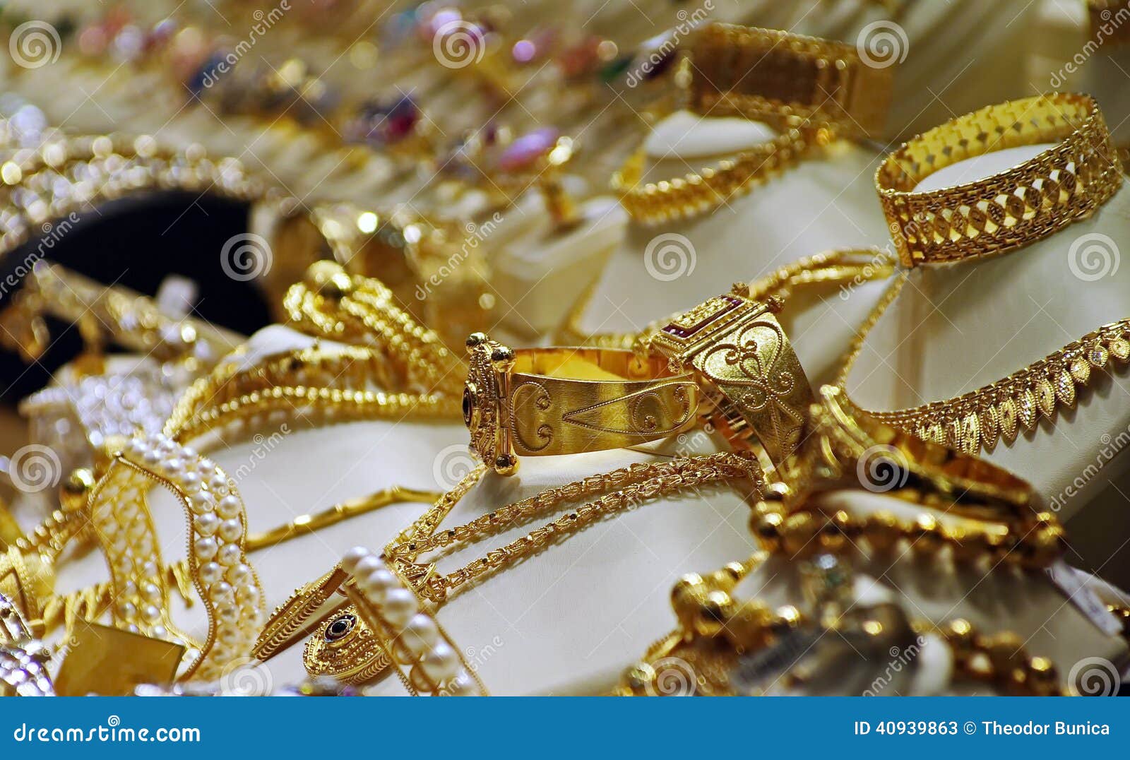 gold jewellery for sale in shop