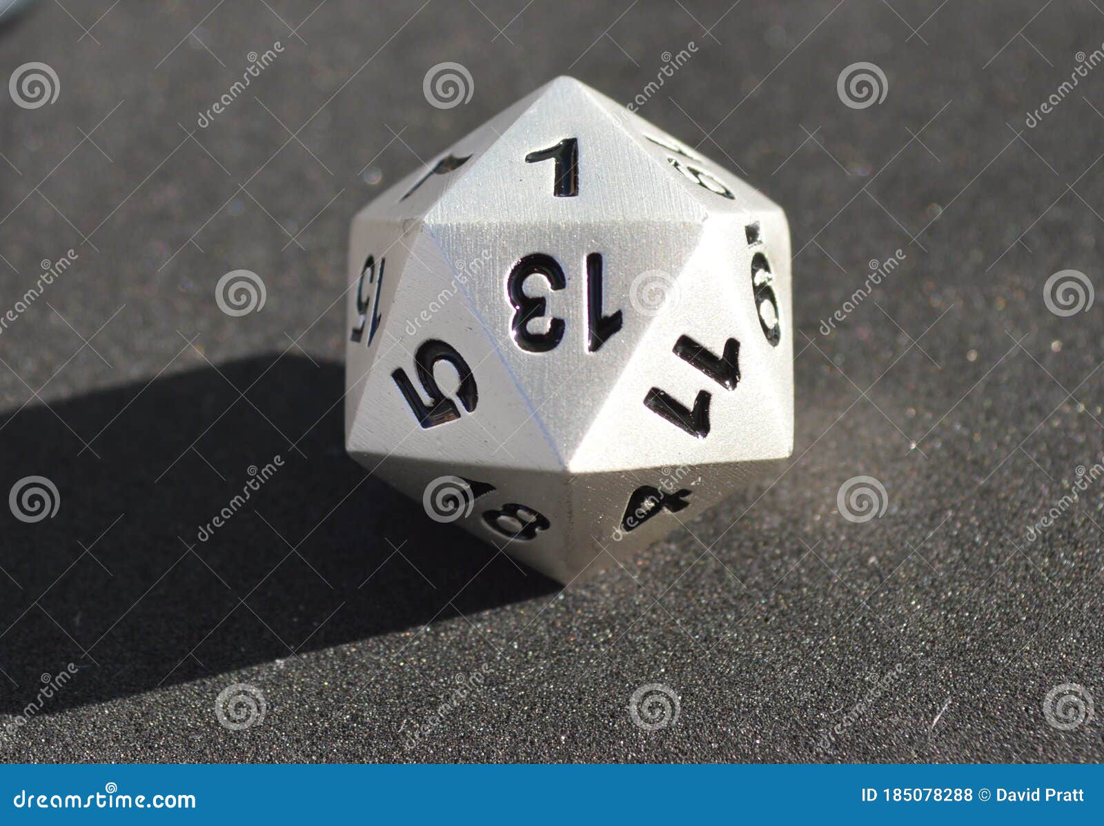 2.5 d 20. D20. Игральная кость d20 двойной. Дайс д20. D20 кость на тёмном.