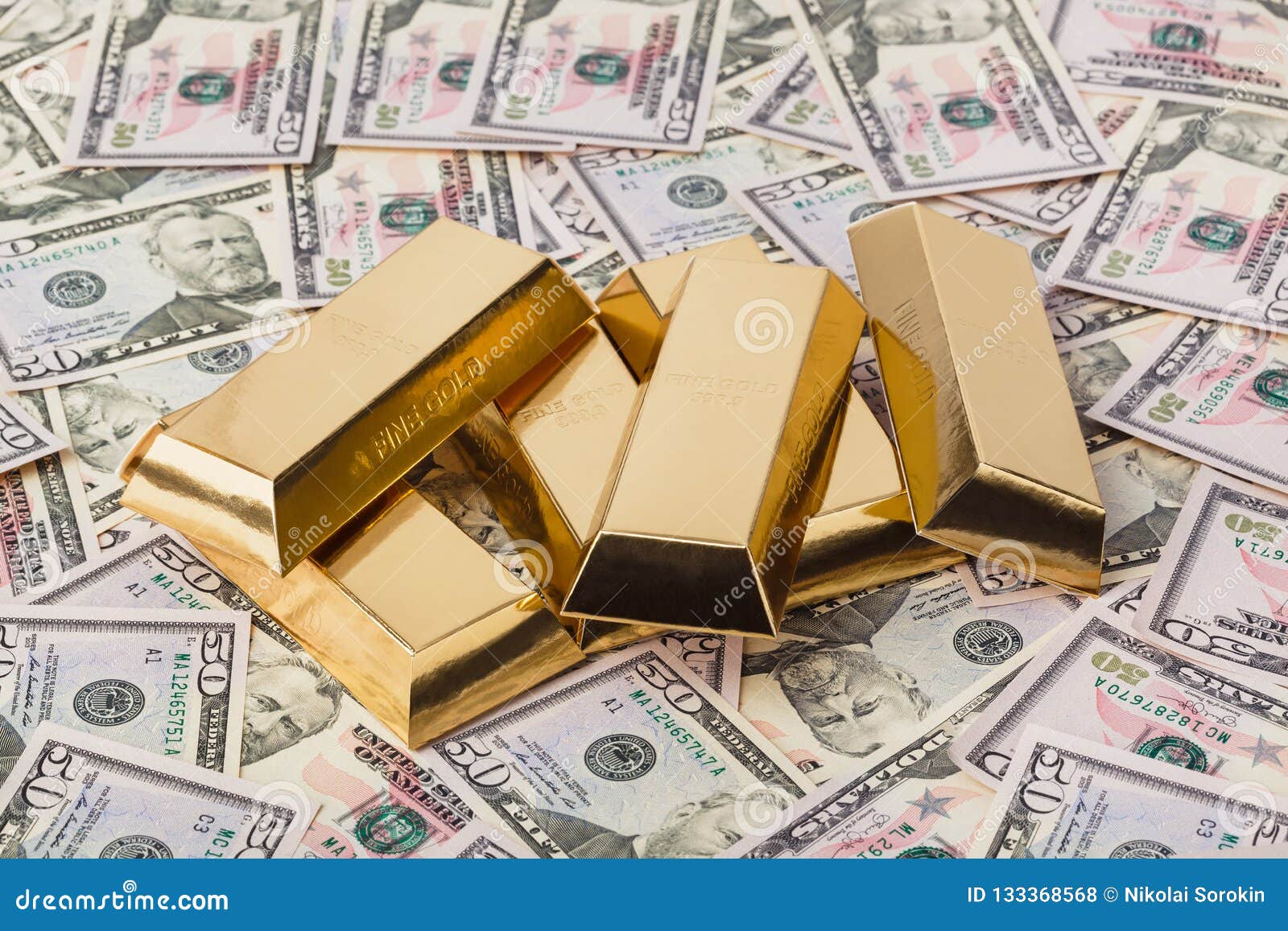 Tiền và Vàng: Hãy khám phá hình ảnh đầy quyền lực của tiền vàng. Bạn sẽ được chiêm ngưỡng những đồng tiền vàng cùng những kho báu tiền bạc đầy ấn tượng. Hãy cùng tận hưởng cảm giác sướng tay khi được ngắm nhìn những thứ hiếm có này.