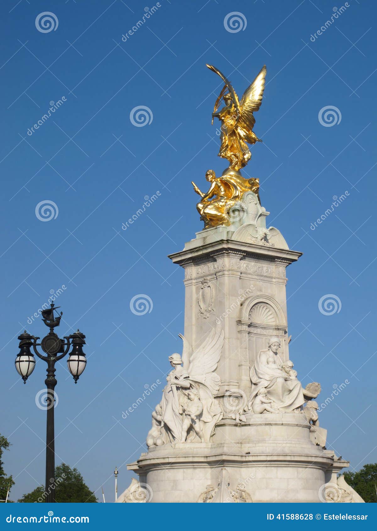 Collection 95+ Images statue in front of buckingham palace Completed