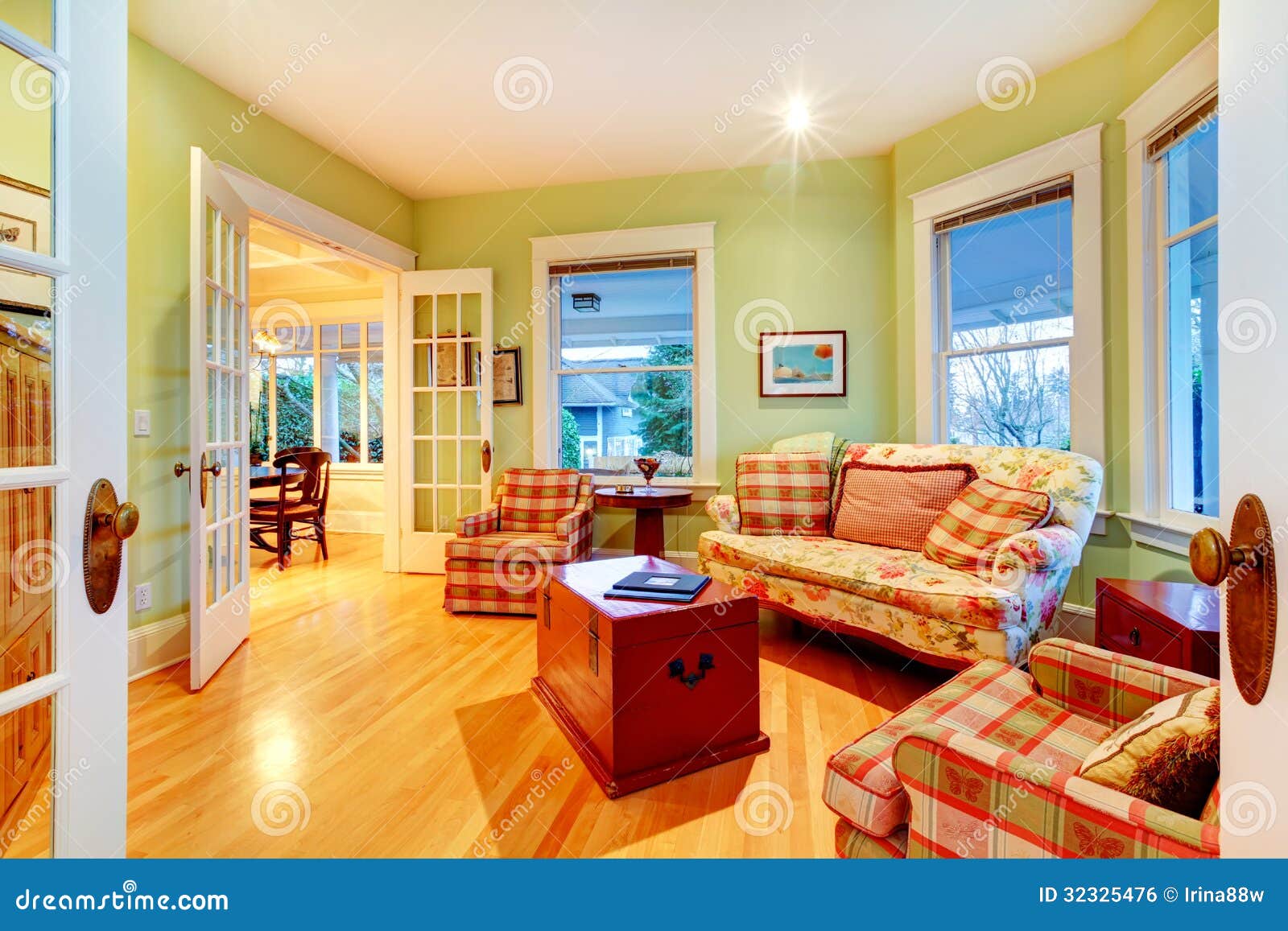 Golden Bright Green Luxury Living Room With Red Sofas Royalty