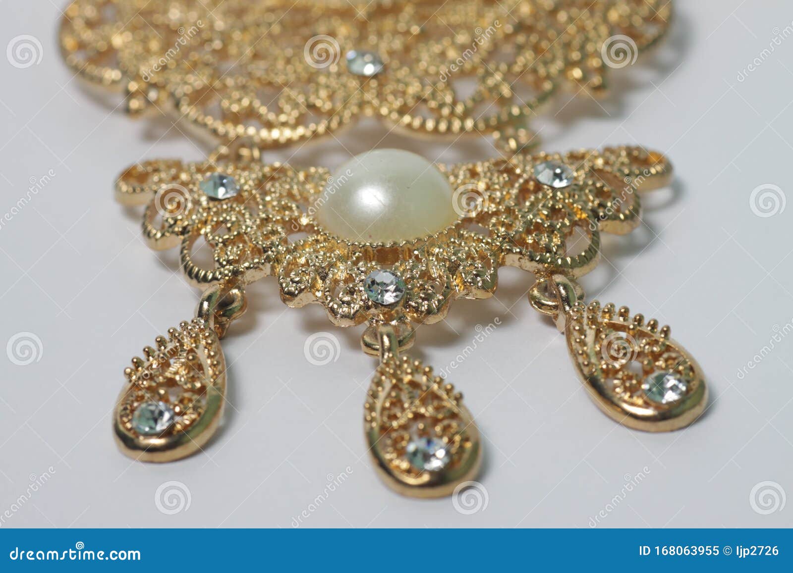golden broche with pearl and diamond