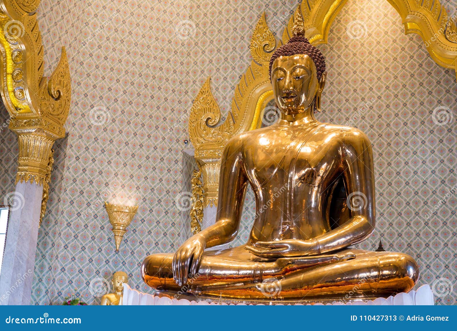 golden buddha at wat traimit