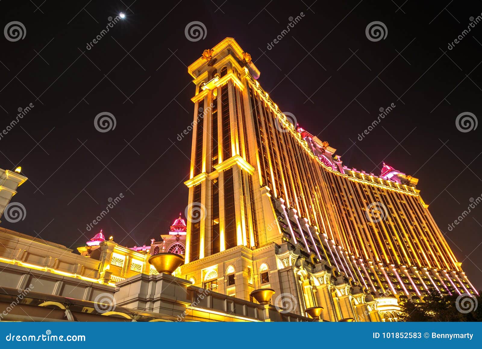 Macau, China - 8 De Dezembro De 2016: Vista Em Perspectiva Do Hotel Galaxy  Macau Casino À Noite, Cotai Strip, A Popular Rua Dos Cassinos Que Atrai  Anualmente Mais De 25 Milhões