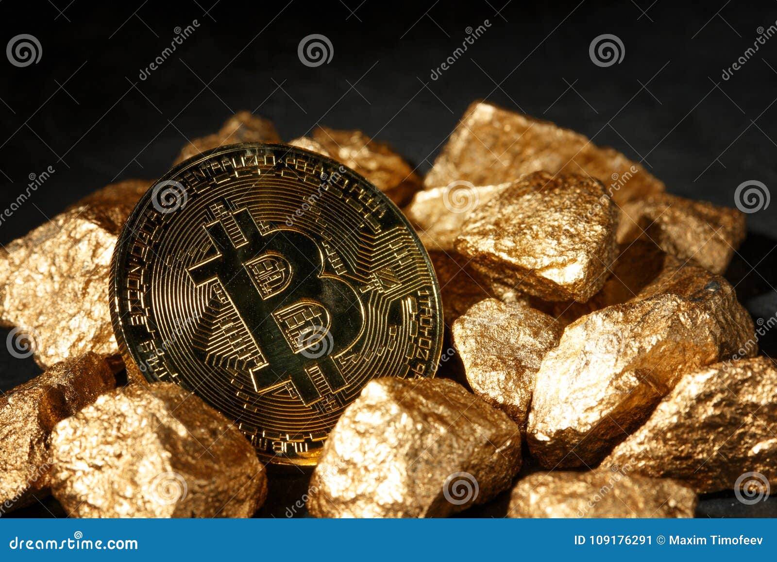 Goldene Bitcoin-Münze und Hügel des Goldes Bitcoin-cryptocurrency Die goldene Taste oder Erreichen für den Himmel zum Eigenheimbesitze