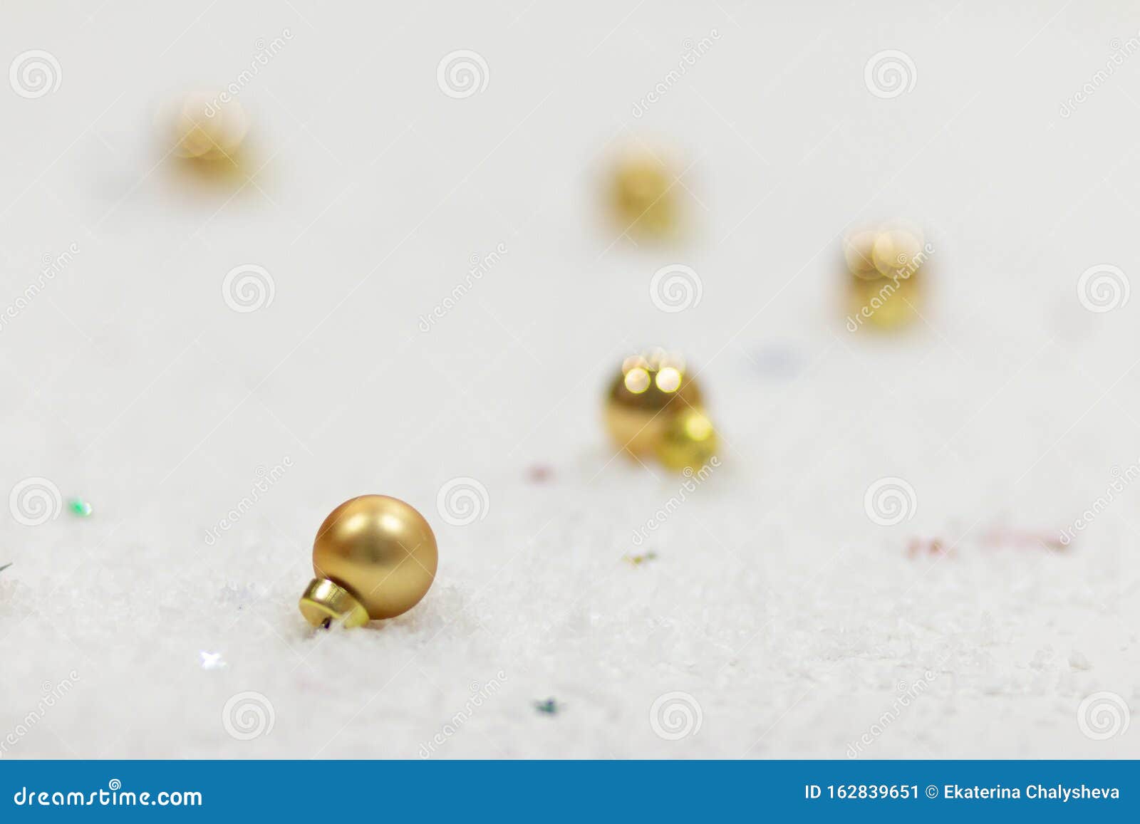 Goldene Weihnachtsballe Auf Einem Tisch Liegen Vorlage Fur Postkarte Mit Platz Fur Text Stockbild Bild Von Weihnachtsballe Postkarte