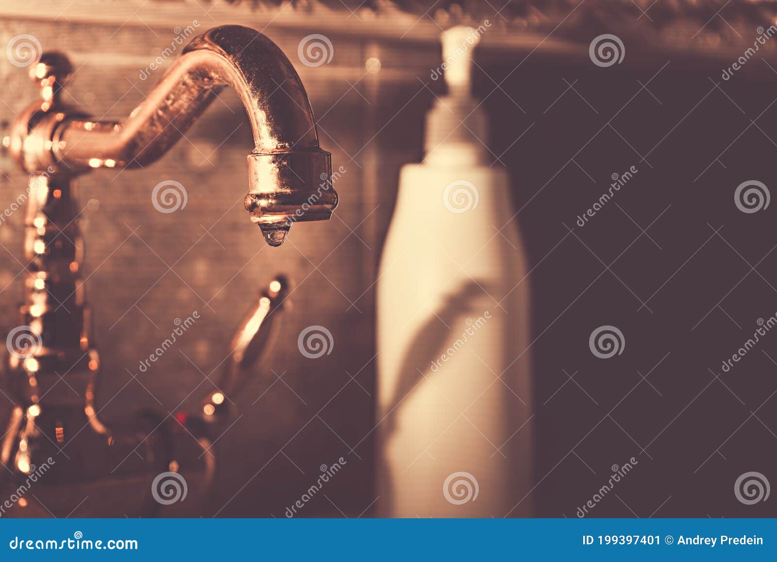 Goldener Badezimmerhahn stockbild. Bild von hygiene - 199397401