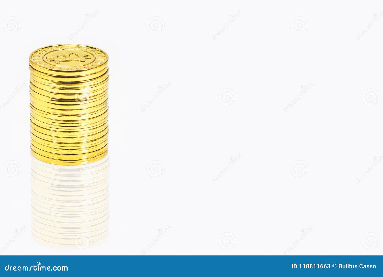 Goldener bitcoin Stapel auf lokalisiertem Weiß