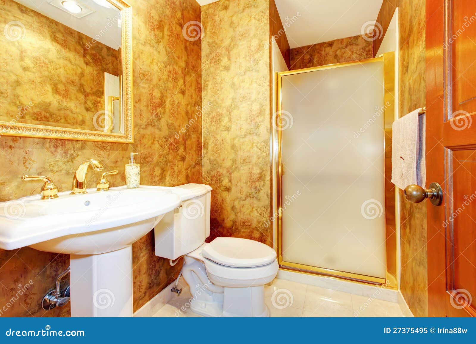 Goldenes Antikes Badezimmer Mit Weiß Stockbild - Bild von weiß