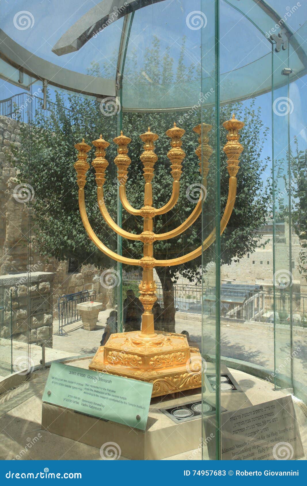 Goldenes Menorah in Jerusalem, Israel Redaktionelles Stockfoto Bild