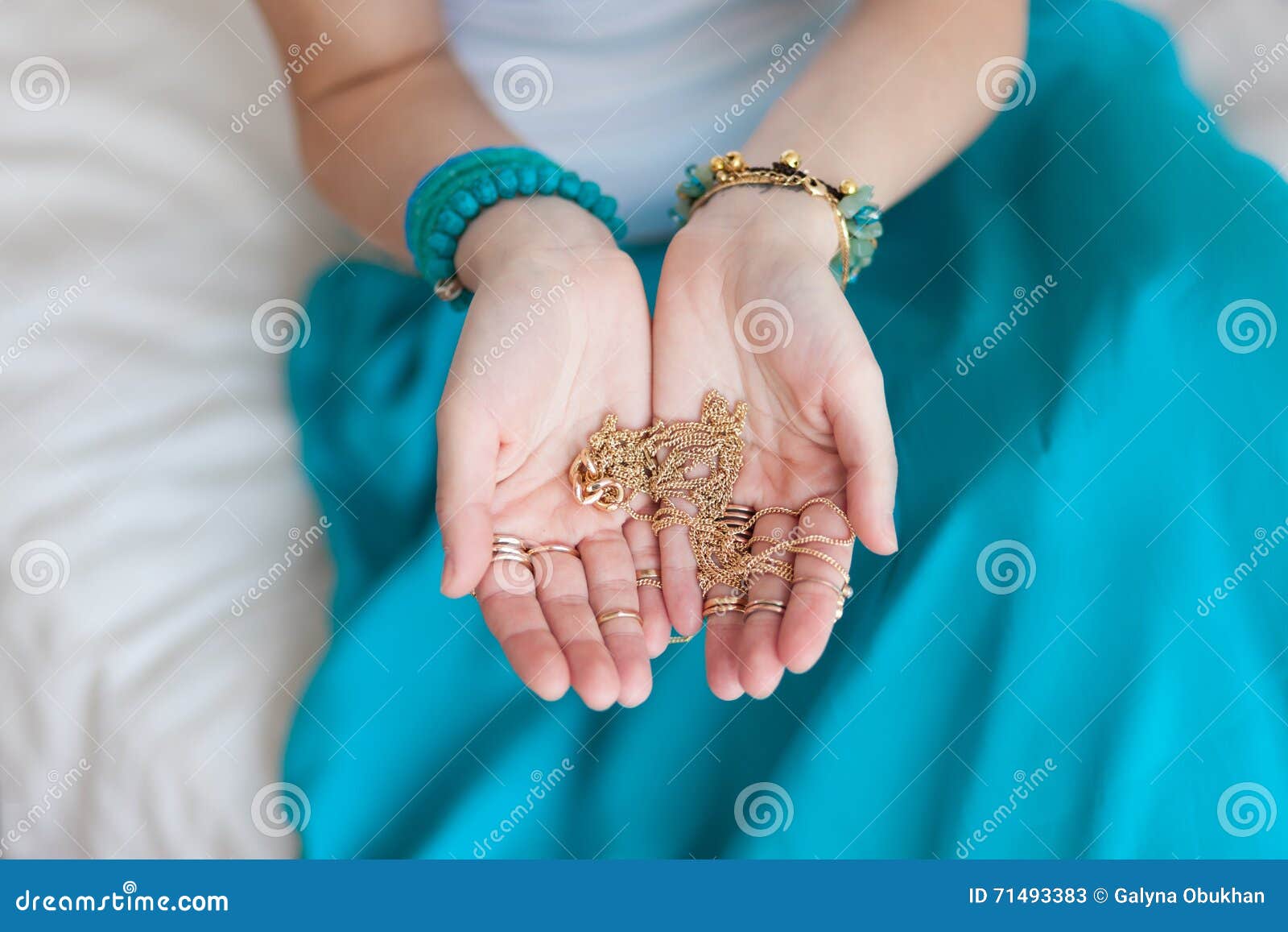 Принцесса руки. Принцесса руки молодой. Принцесса руки золотой. К чему снятся золотые украшения. Как держать руки принцессы.