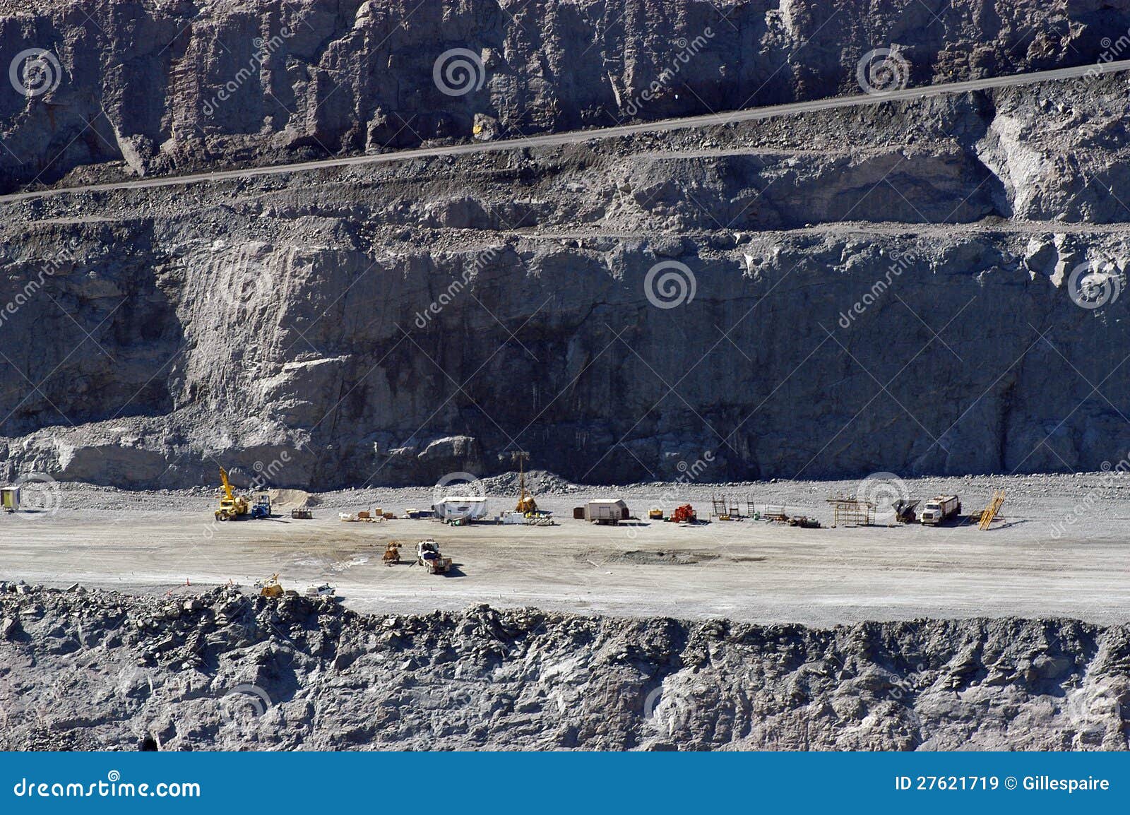 Goldmine de Kalgoorlie. O poço super (dentro), um comprimento de 3.8 quilômetros, uns m largo e 400 de 2 quilômetros da profundidade, são o goldmine o maior com o céu aberto de Austrália. É muito próxima a Kalgoorlie e parece pronta para absorver a cidade.